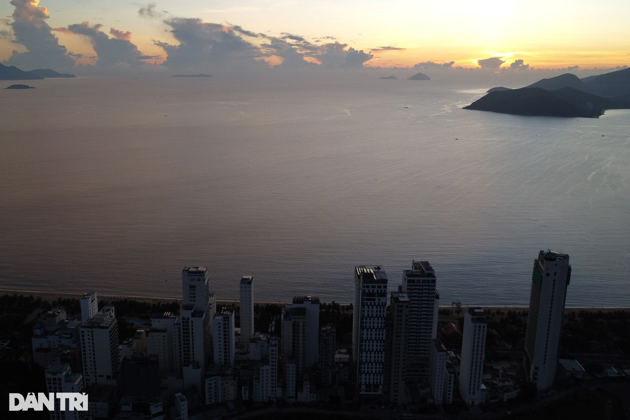 View - Khoảnh khắc ngắm bình minh tuyệt đẹp ở biển Nha Trang | Báo Dân trí