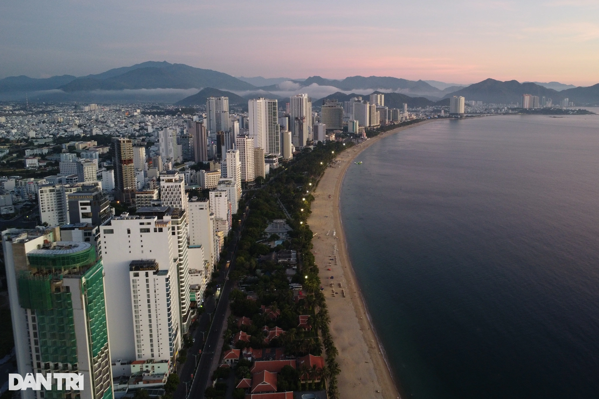 View - Khoảnh khắc ngắm bình minh tuyệt đẹp ở biển Nha Trang | Báo Dân trí