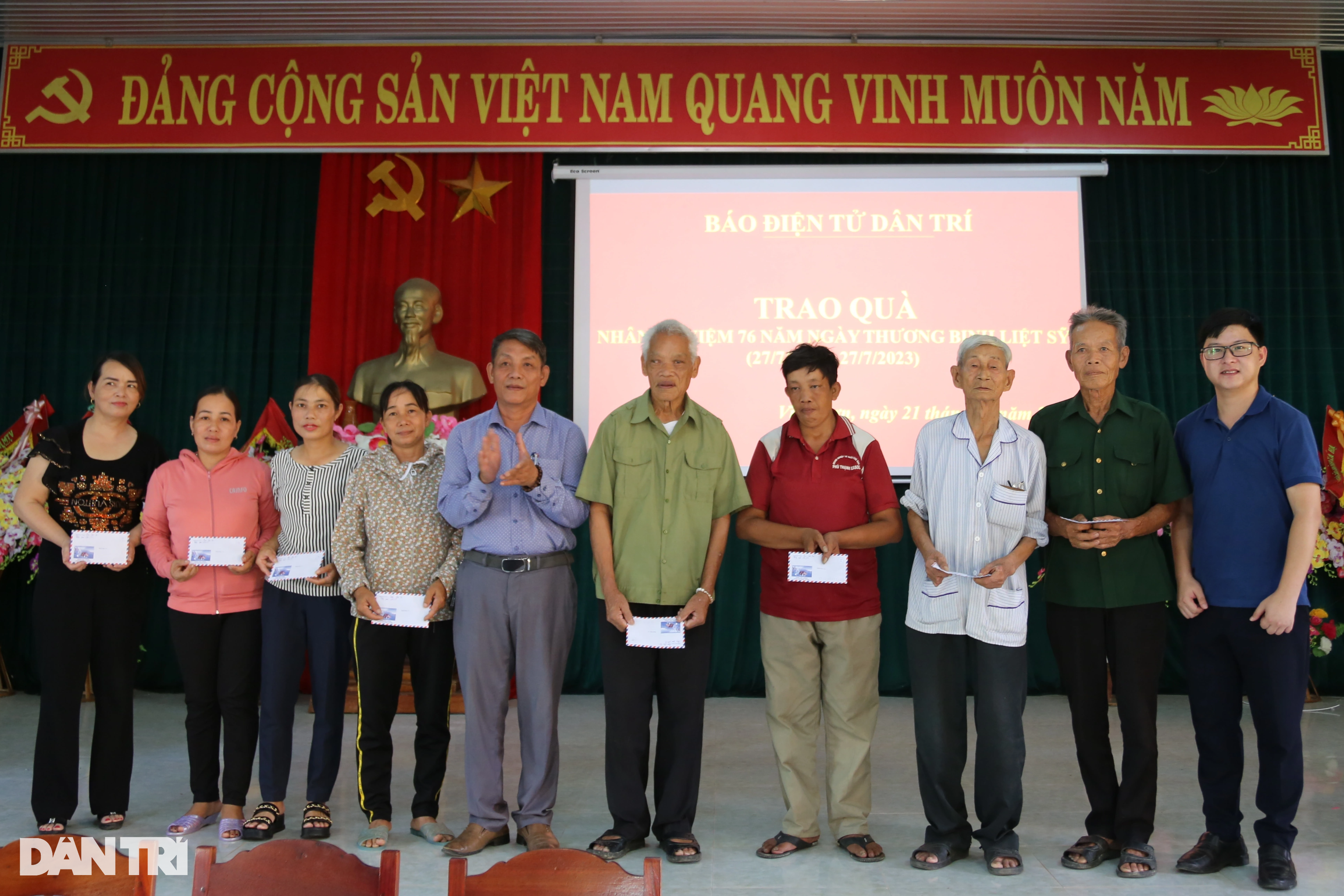 View - Báo Dân trí tặng quà tri ân gia đình chính sách tại các tỉnh Bắc miền Trung | Báo Dân trí