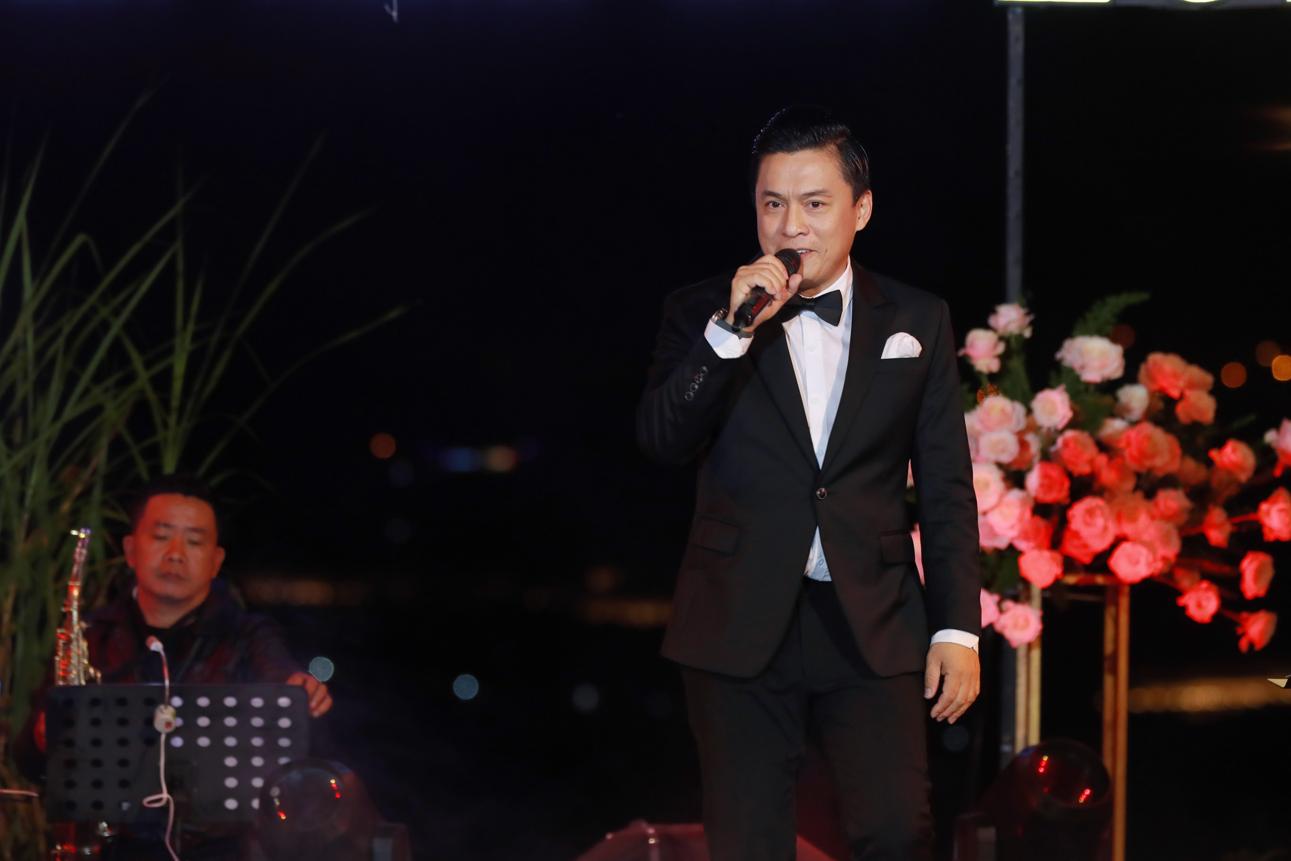 View - Khán giả đội mưa, xúc động xem Lam Trường, Cẩm Ly, Đan Trường hội ngộ | Báo Dân trí