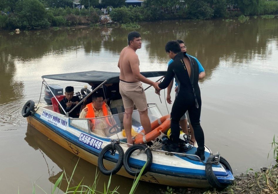 Thách nhau bơi qua sông khi nhậu, hai thanh niên mất tích ở TPHCM - 2