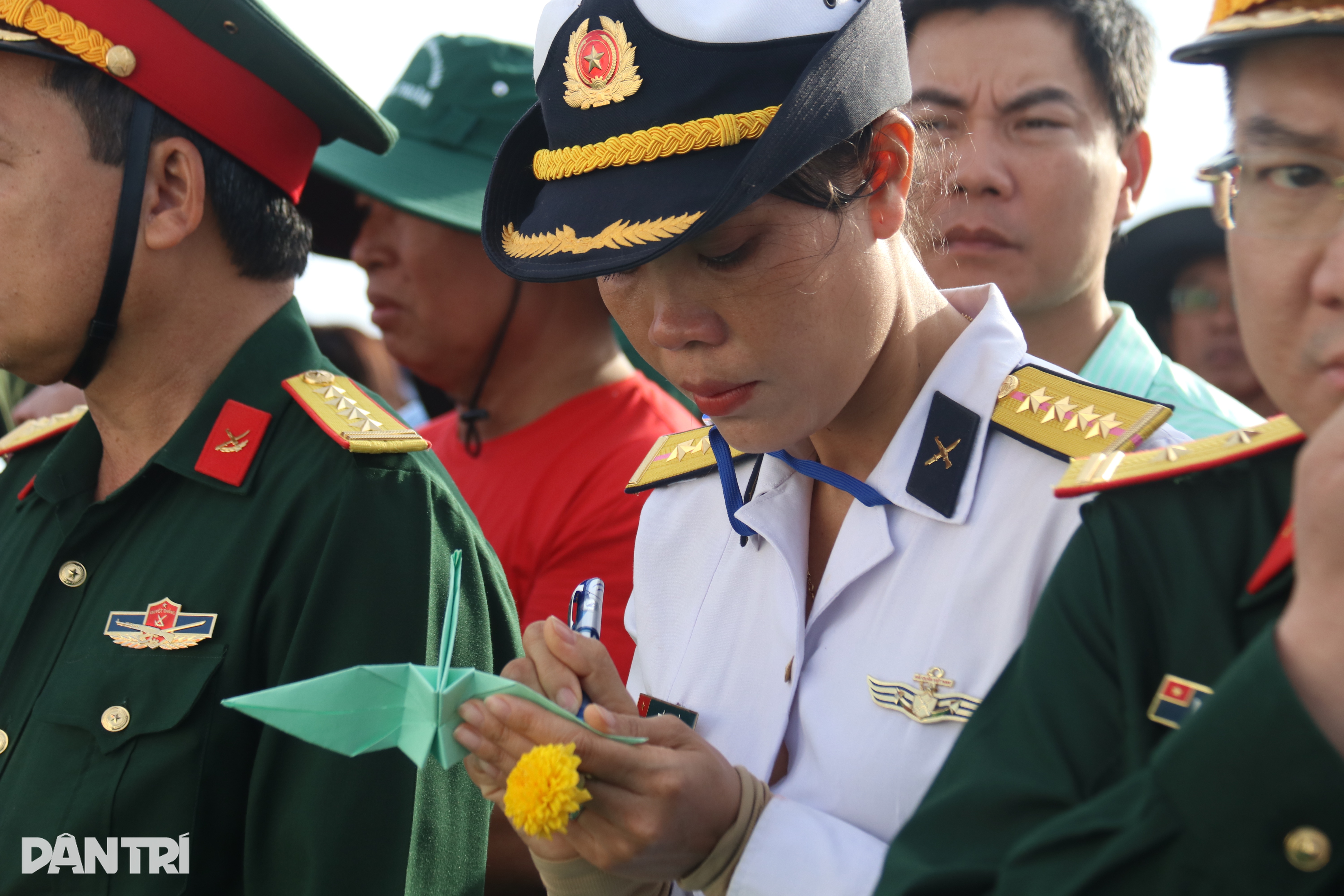 View - Tiếng hát của con gái liệt sỹ ngày trở lại Gạc Ma | Báo Dân trí