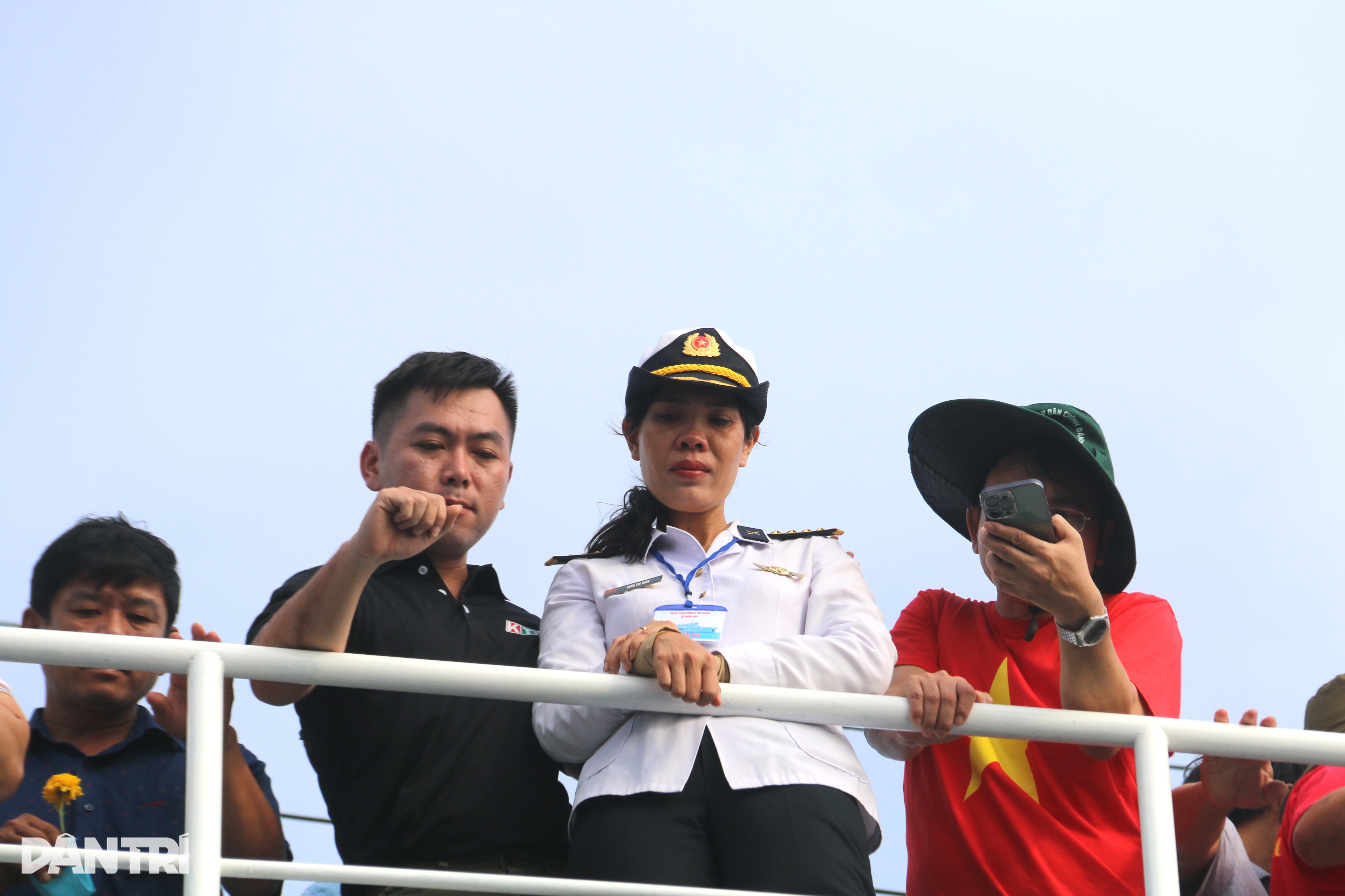 View - Tiếng hát của con gái liệt sỹ ngày trở lại Gạc Ma | Báo Dân trí