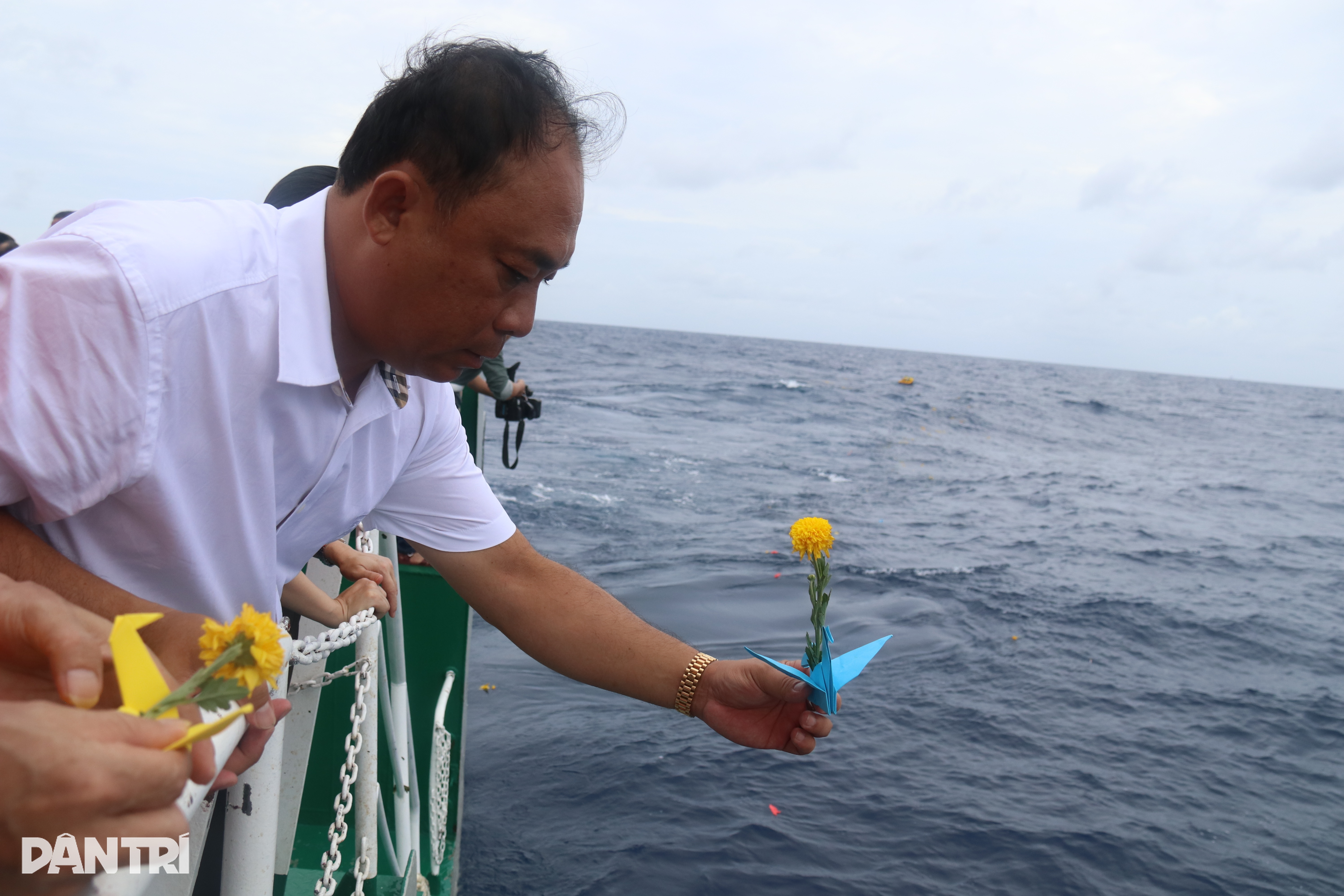 View - Tiếng hát của con gái liệt sỹ ngày trở lại Gạc Ma | Báo Dân trí