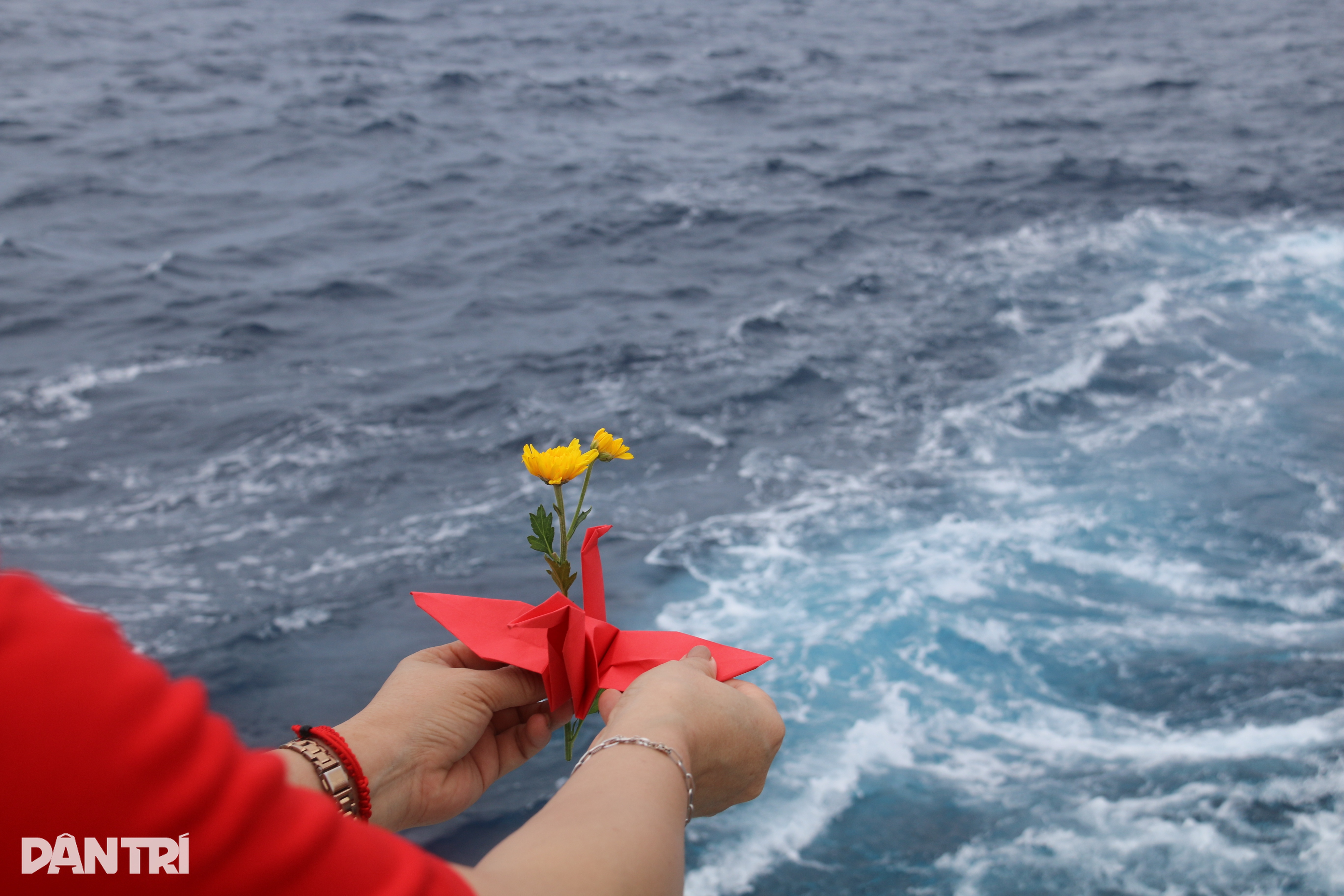 View - Tiếng hát của con gái liệt sỹ ngày trở lại Gạc Ma | Báo Dân trí