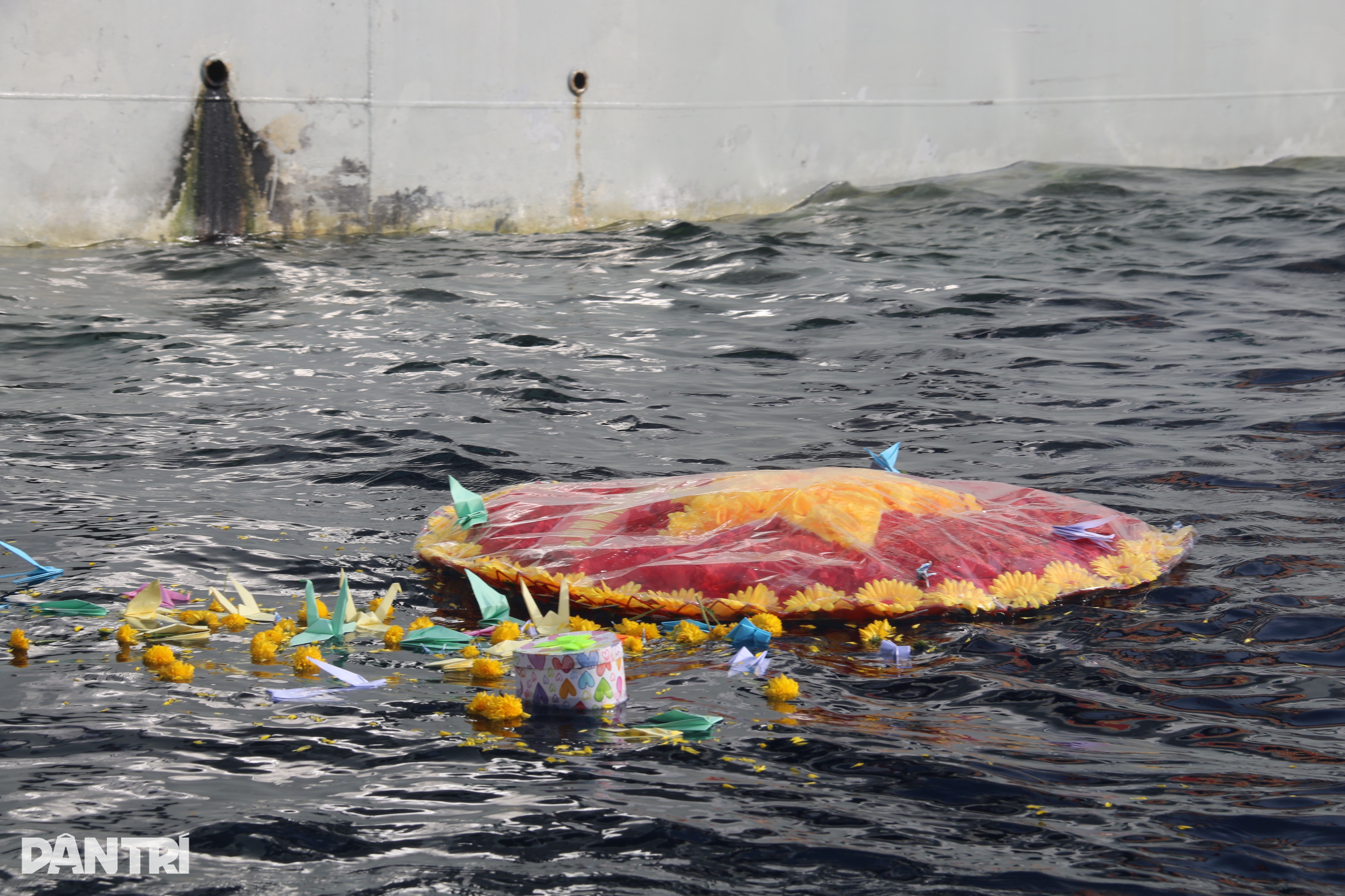 View - Tiếng hát của con gái liệt sỹ ngày trở lại Gạc Ma | Báo Dân trí