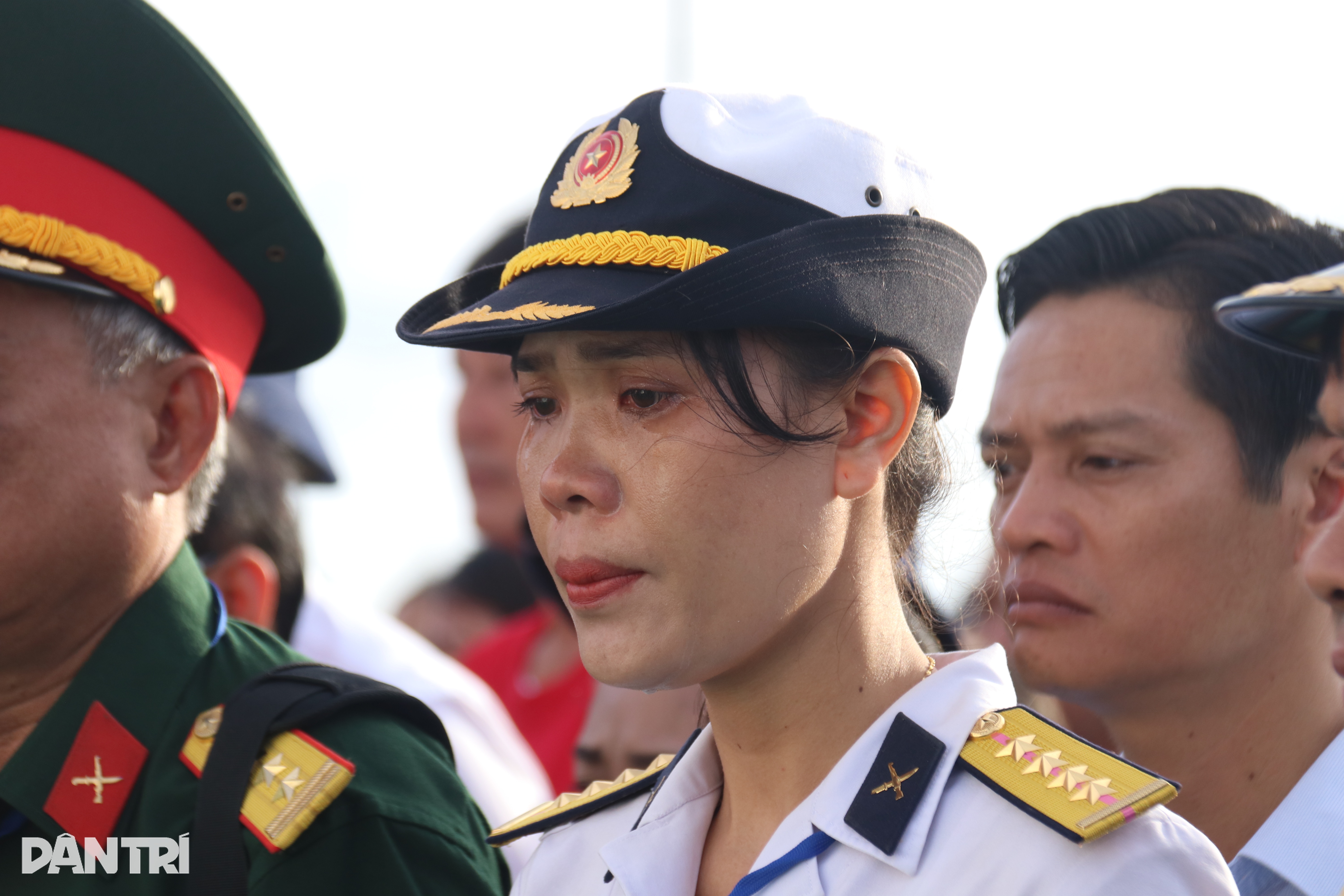 View - Tiếng hát của con gái liệt sỹ ngày trở lại Gạc Ma | Báo Dân trí