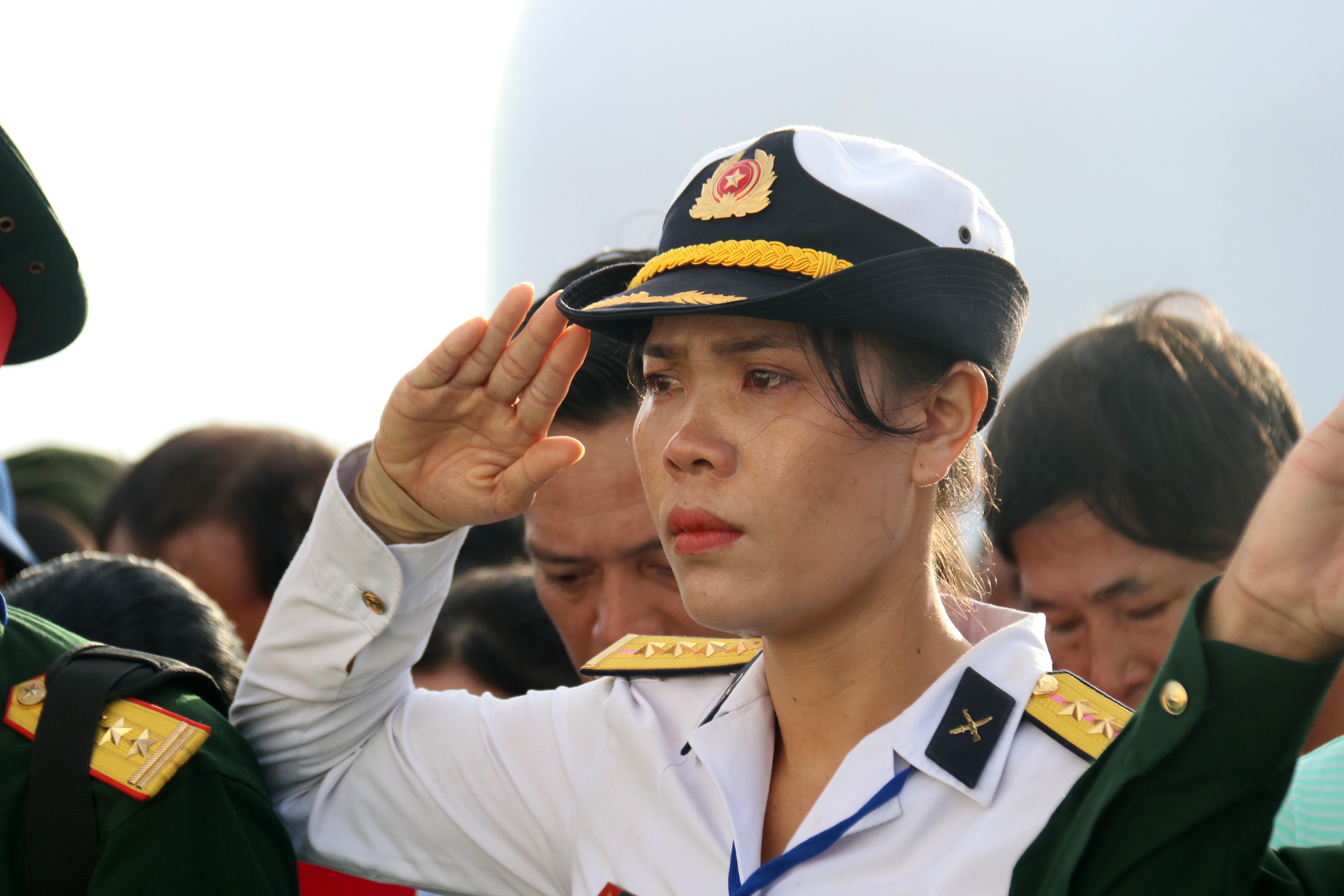 View - Tiếng hát của con gái liệt sỹ ngày trở lại Gạc Ma | Báo Dân trí