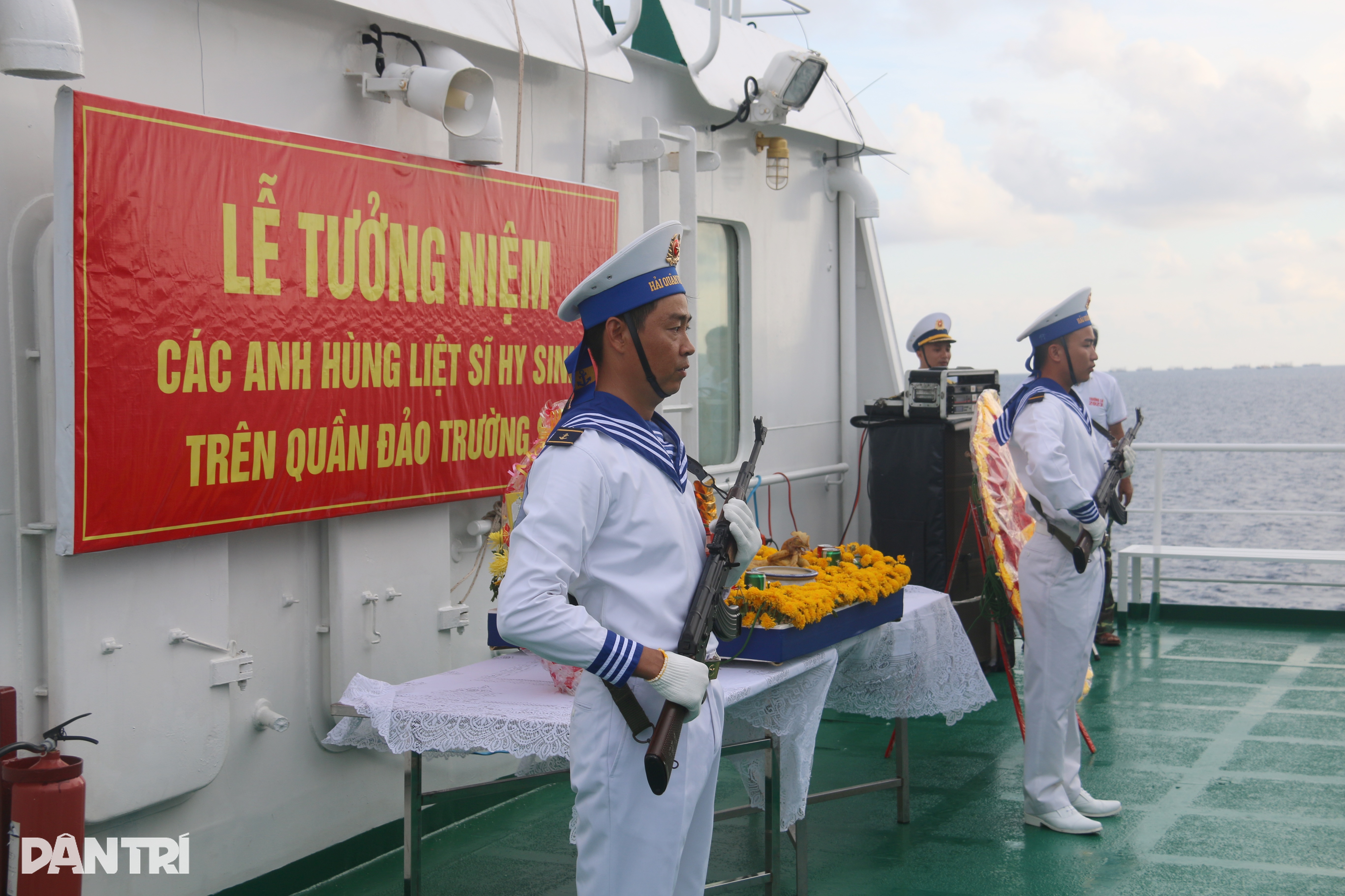 View - Tiếng hát của con gái liệt sỹ ngày trở lại Gạc Ma | Báo Dân trí