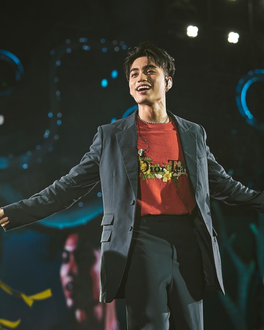 View - Phong cách diện đồ xuyên thấu, bó sát cơ thể của MONO | Báo Dân trí