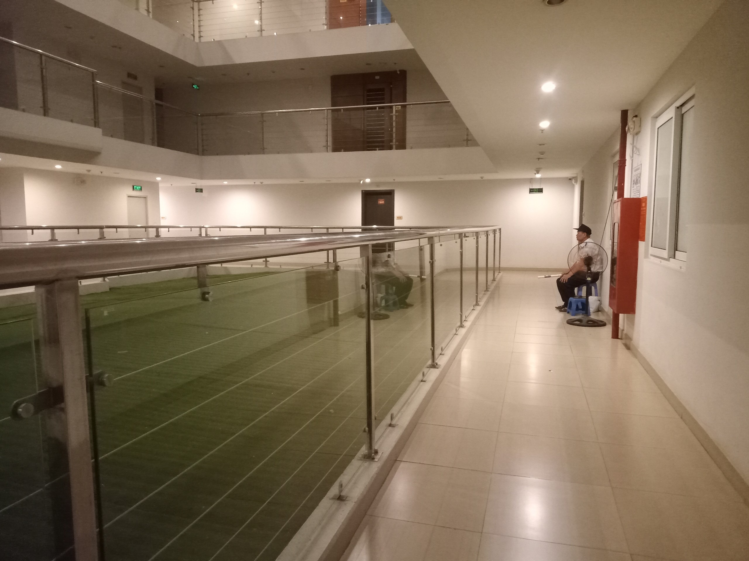 View - Vụ cầm dao đâm hàng xóm chung cư Hà Nội: Cử bảo vệ trực, cho con cái về quê | Báo Dân trí