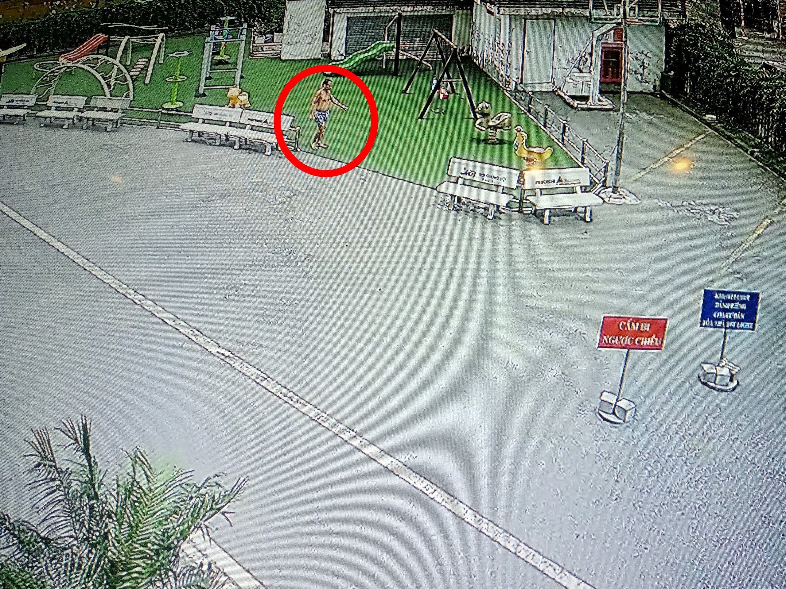 View - Vụ cầm dao đâm hàng xóm chung cư Hà Nội: Cử bảo vệ trực, cho con cái về quê | Báo Dân trí