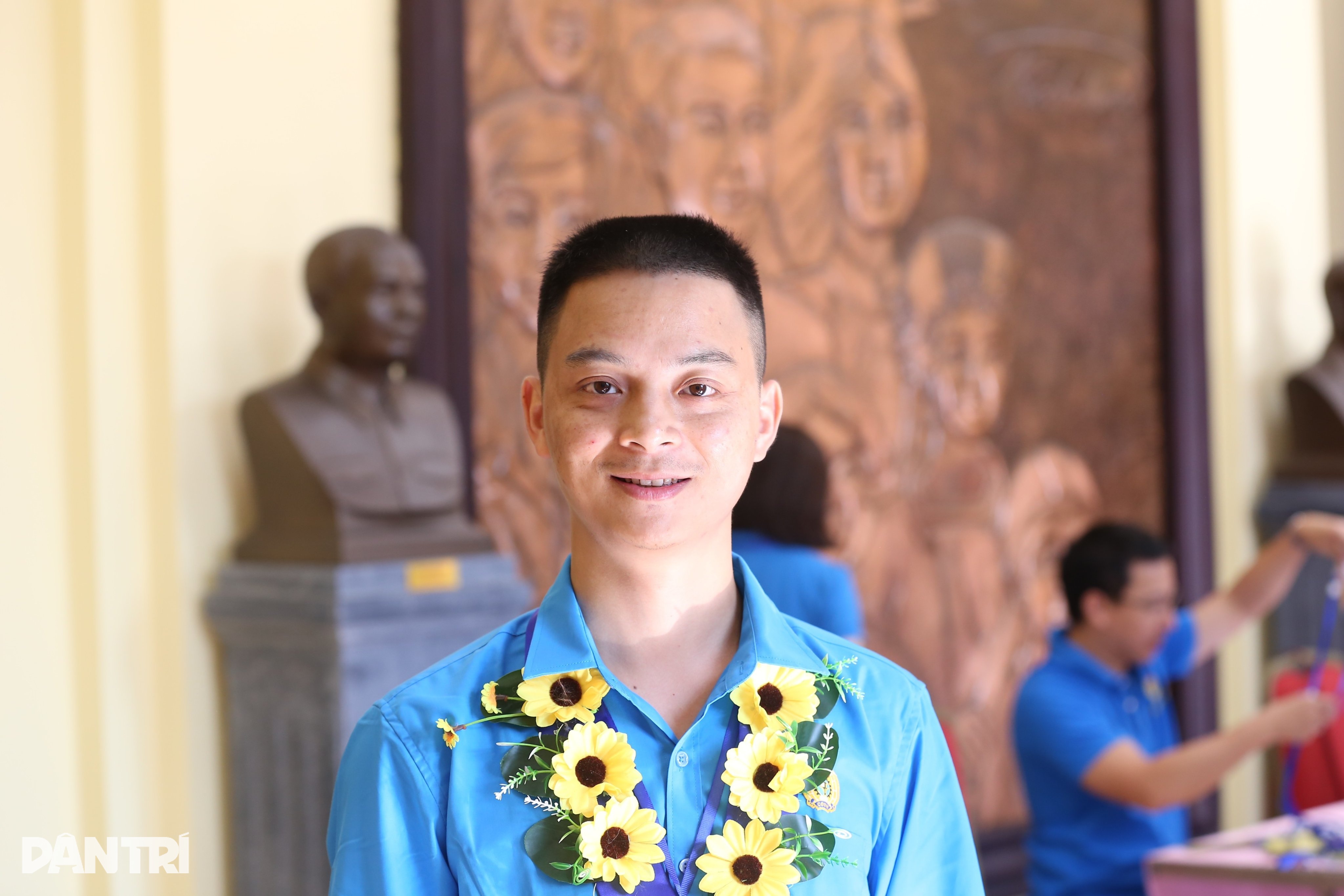 Jurutera 9x mencipta robot untuk meletakkan pelekat pada peralatan kereta Mercedes dan Toyota - 3 Kỹ sư 9x chế tạo robot dán tem thiết bị ô tô Mercedes, Toyota - 3