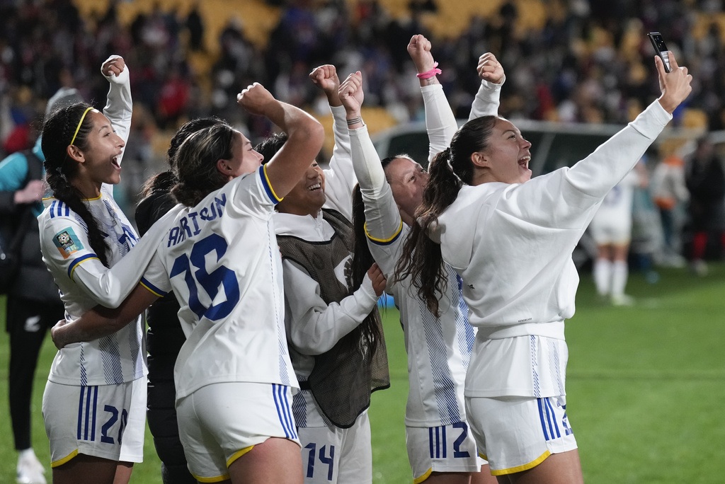 View - Dàn sao Philippines khóc nức nở khi giành chiến thắng lịch sử ở World Cup | Báo Dân trí