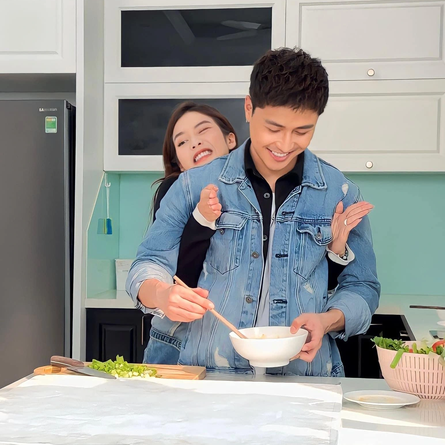 View - Thanh Sơn - Khả Ngân và loạt khoảnh khắc "tình bể bình" ở hậu trường phim | Báo Dân trí