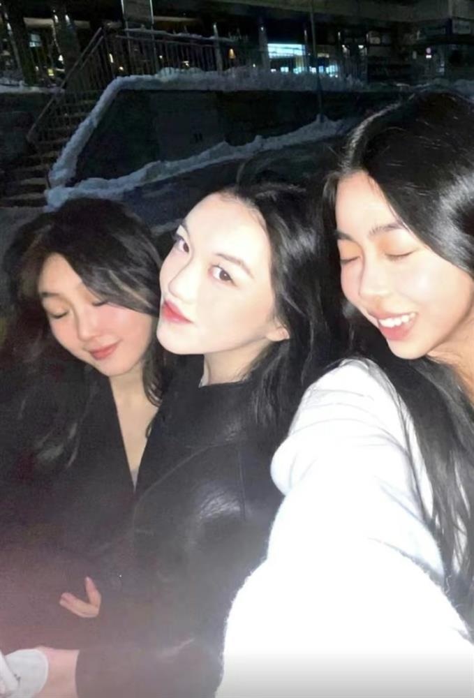 View - Con gái Vương Phi: Xinh đẹp, gợi cảm, bộc lộ năng khiếu nghệ thuật | Báo Dân trí