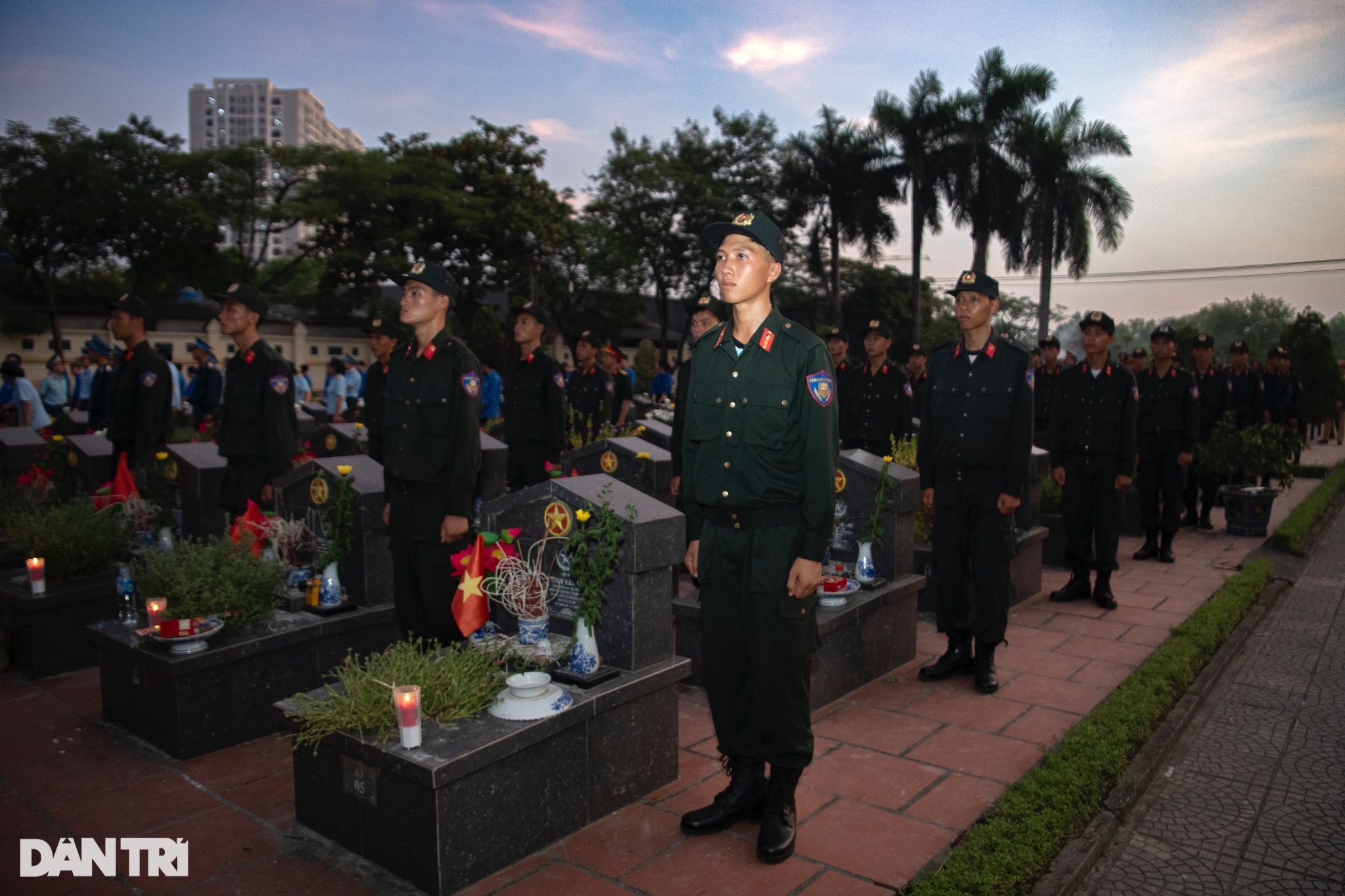 View - Bộ trưởng Quốc phòng Phan Văn Giang tri ân các anh hùng liệt sĩ tại Hà Nội | Báo Dân trí