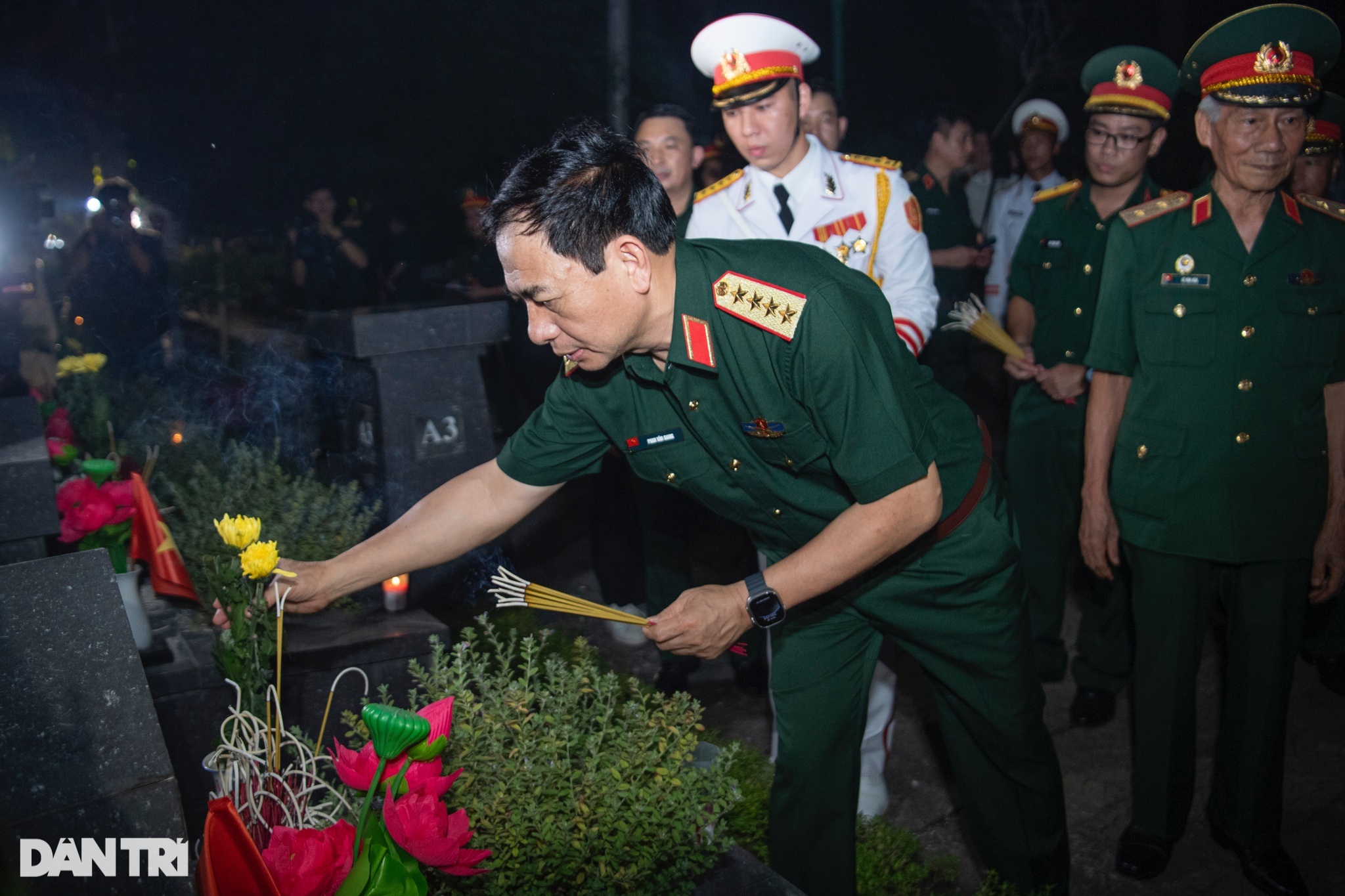 View - Bộ trưởng Quốc phòng Phan Văn Giang tri ân các anh hùng liệt sĩ tại Hà Nội | Báo Dân trí