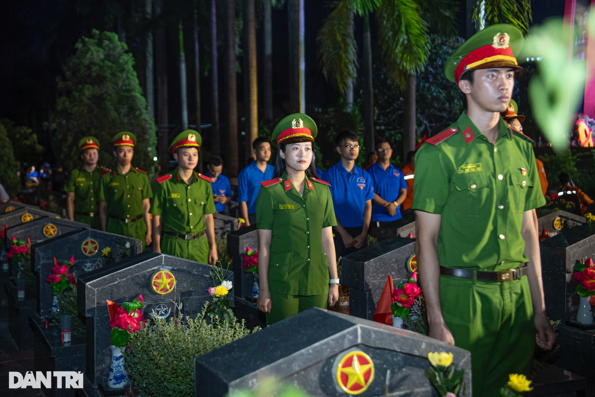 View - Bộ trưởng Quốc phòng Phan Văn Giang tri ân các anh hùng liệt sĩ tại Hà Nội | Báo Dân trí