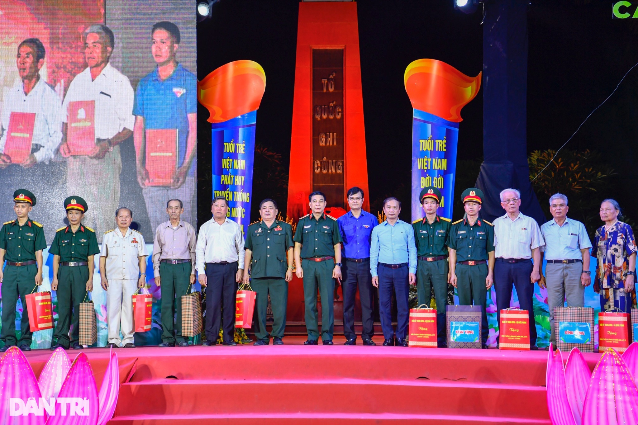 View - Bộ trưởng Quốc phòng Phan Văn Giang tri ân các anh hùng liệt sĩ tại Hà Nội | Báo Dân trí