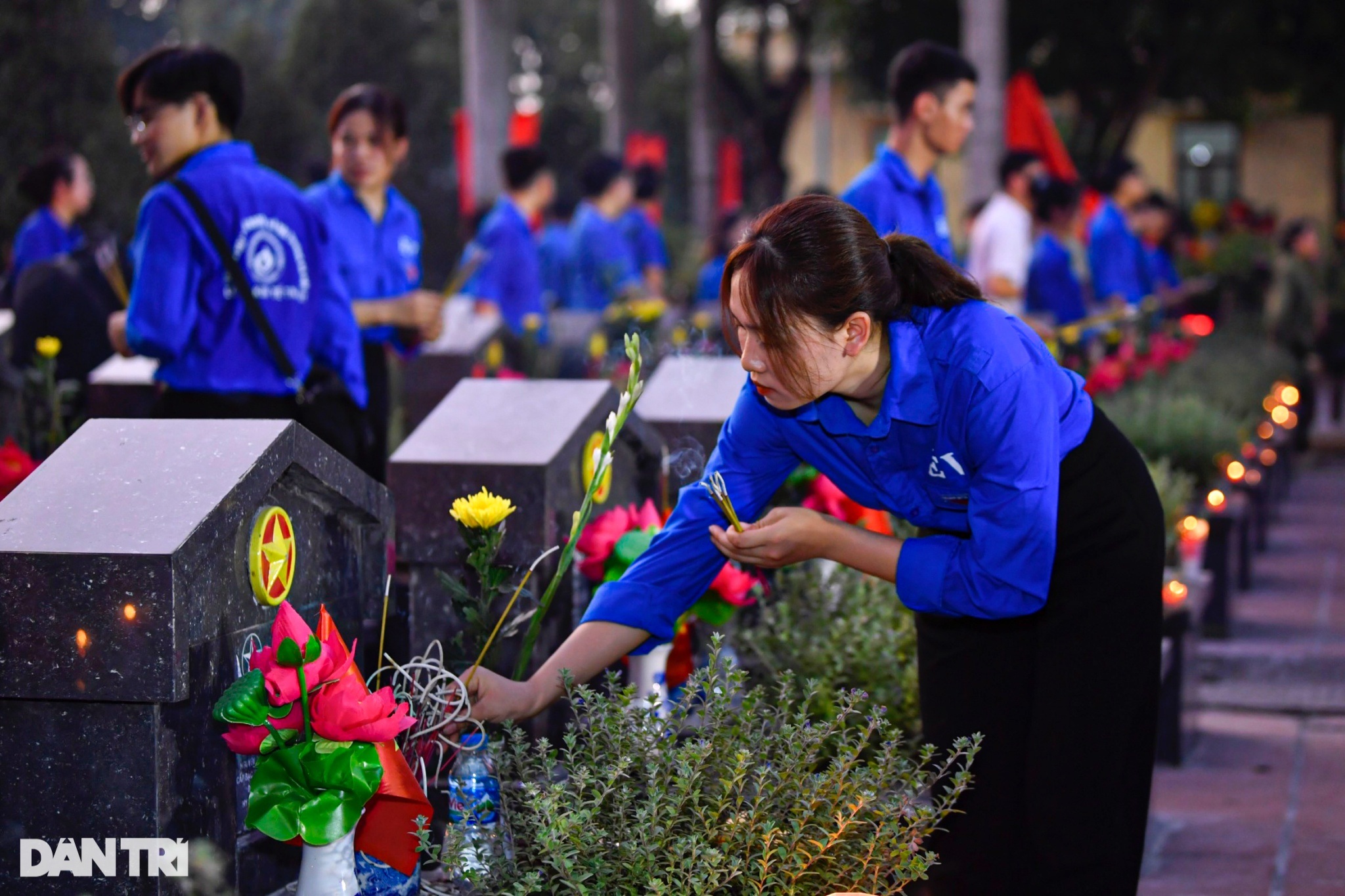 View - Bộ trưởng Quốc phòng Phan Văn Giang tri ân các anh hùng liệt sĩ tại Hà Nội | Báo Dân trí