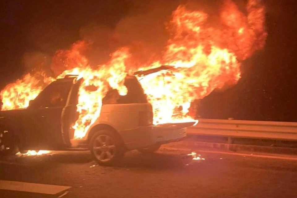 Range Rover bốc cháy trên cao tốc Hạ Long - Hải Phòng - 1