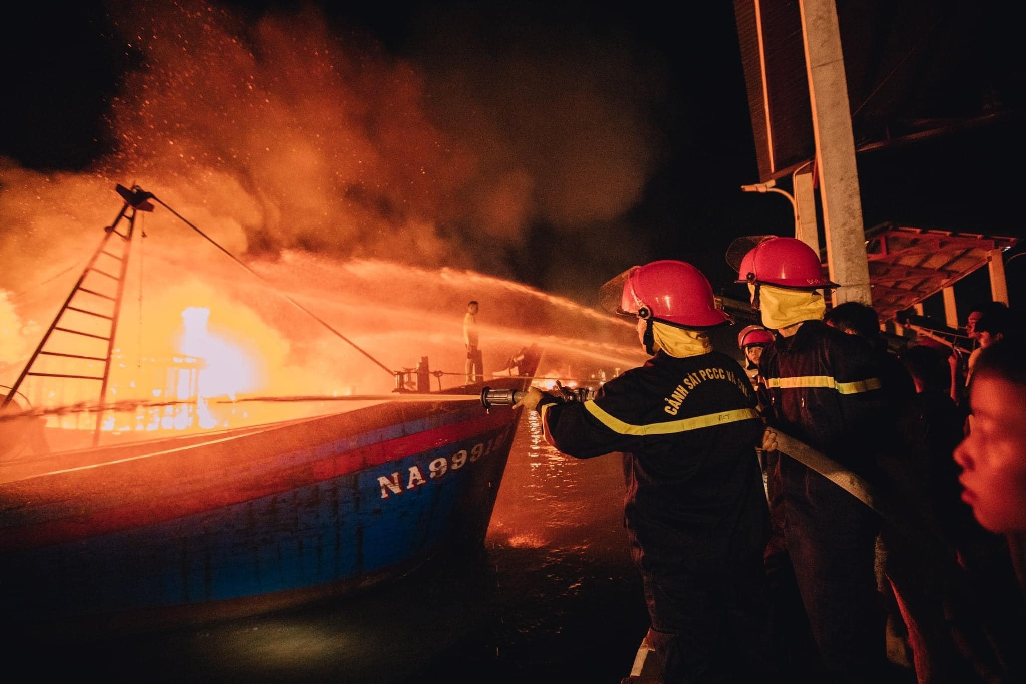 Hàng loạt tàu đánh cá của ngư dân bốc cháy trong đêm ở Nghệ An - 4