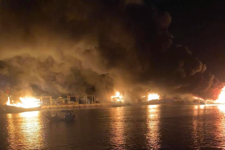 Hàng loạt tàu đánh cá của ngư dân bốc cháy trong đêm ở Nghệ An - 3