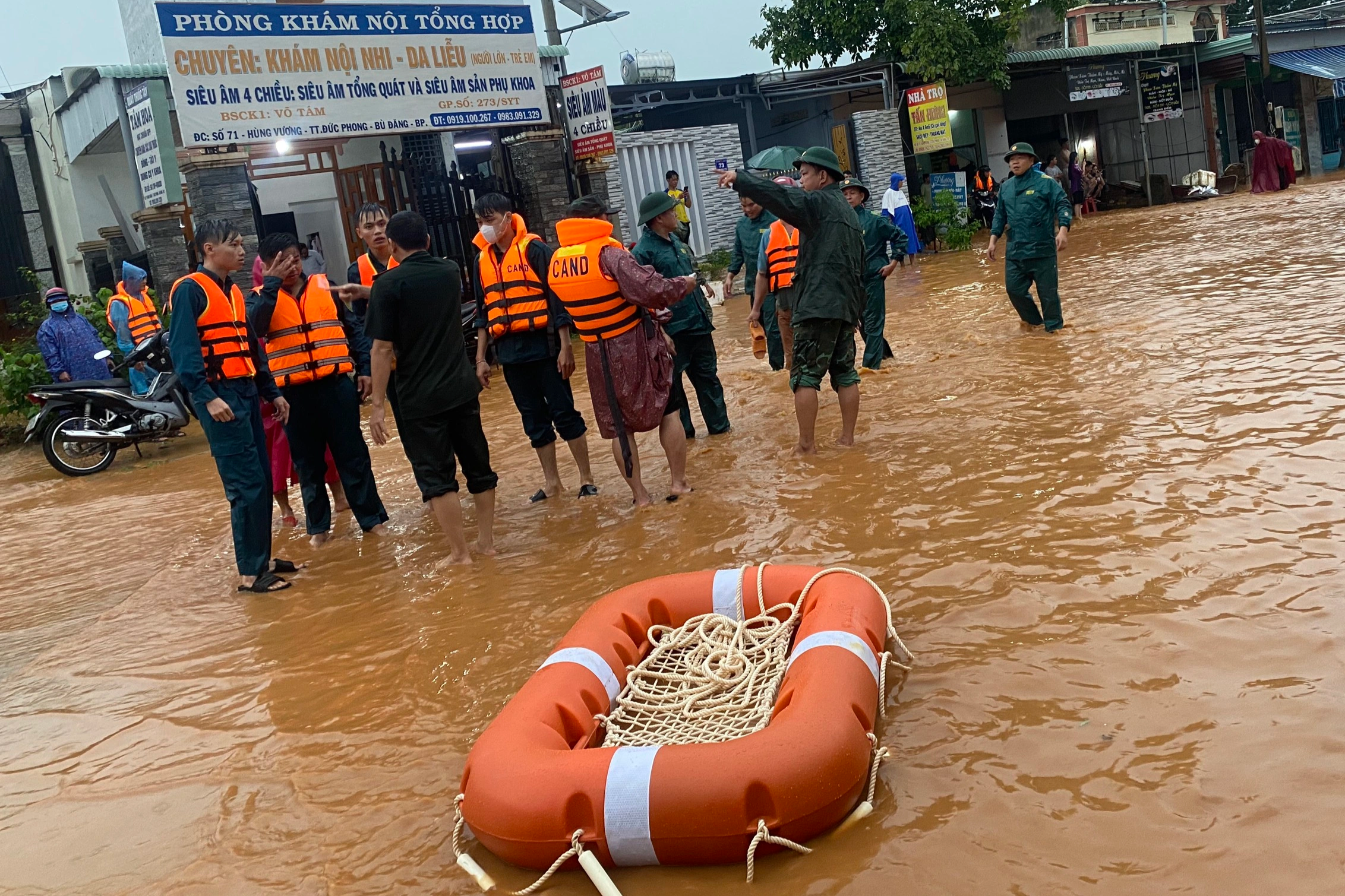 Mưa lớn kéo dài khiến 35ha lúa ở Bình Phước chìm sâu trong nước - 2