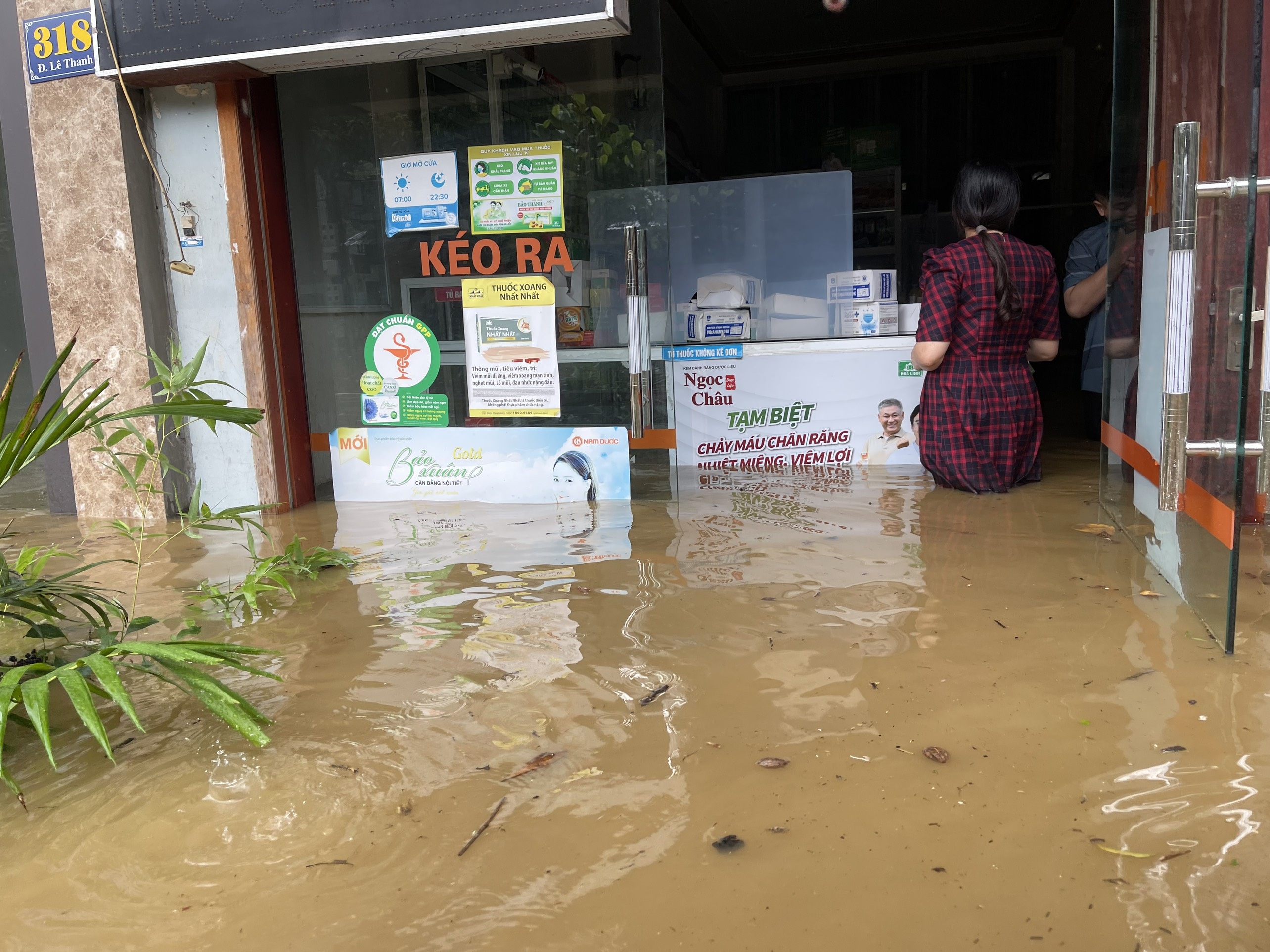 TP Lào Cai nước ngập ngang bụng, người dân bơi phao trên phố - 6