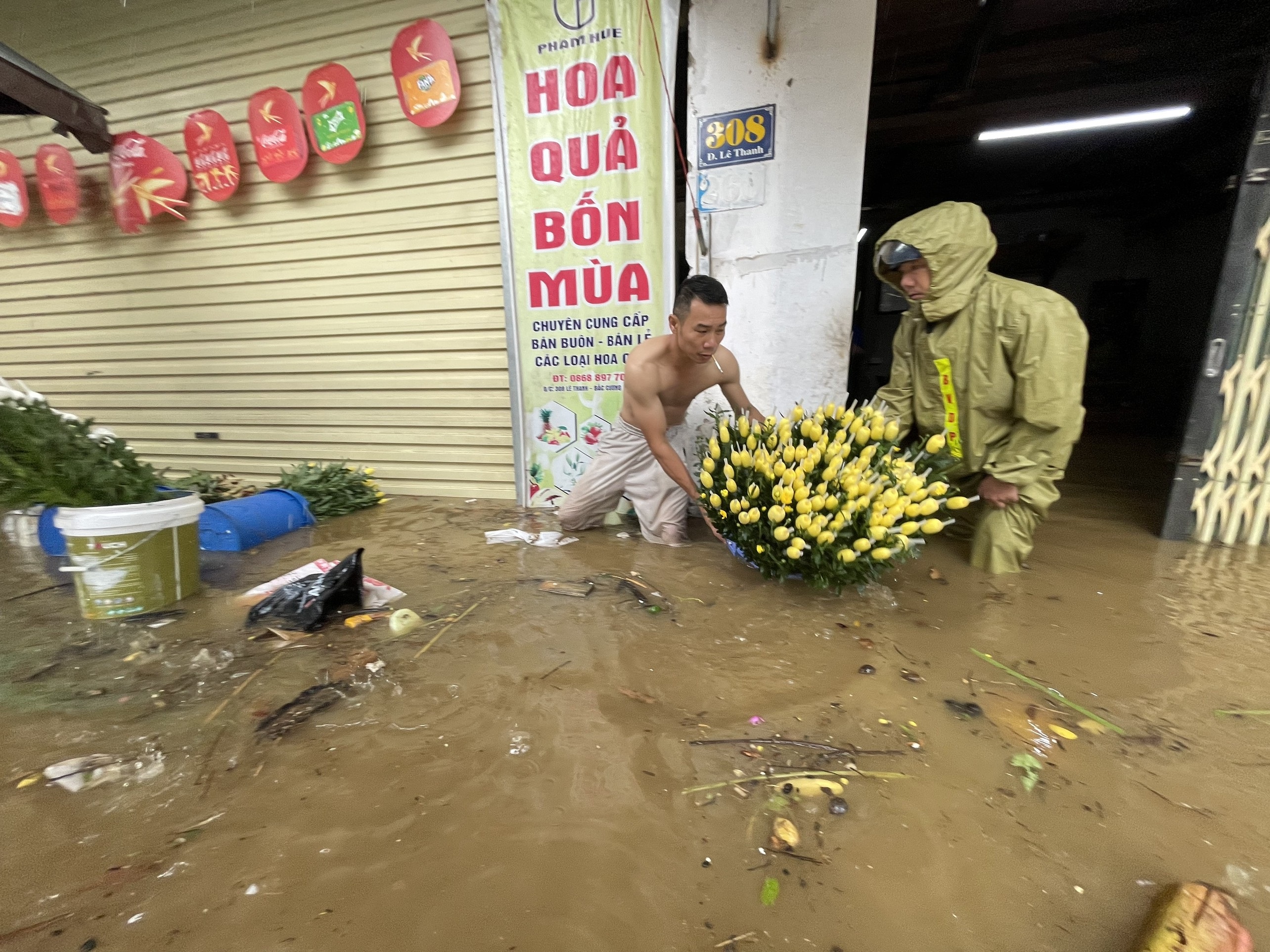 TP Lào Cai nước ngập ngang bụng, người dân bơi phao trên phố - 5