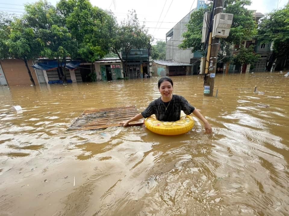 TP Lào Cai nước ngập ngang bụng, người dân bơi phao trên phố - 1
