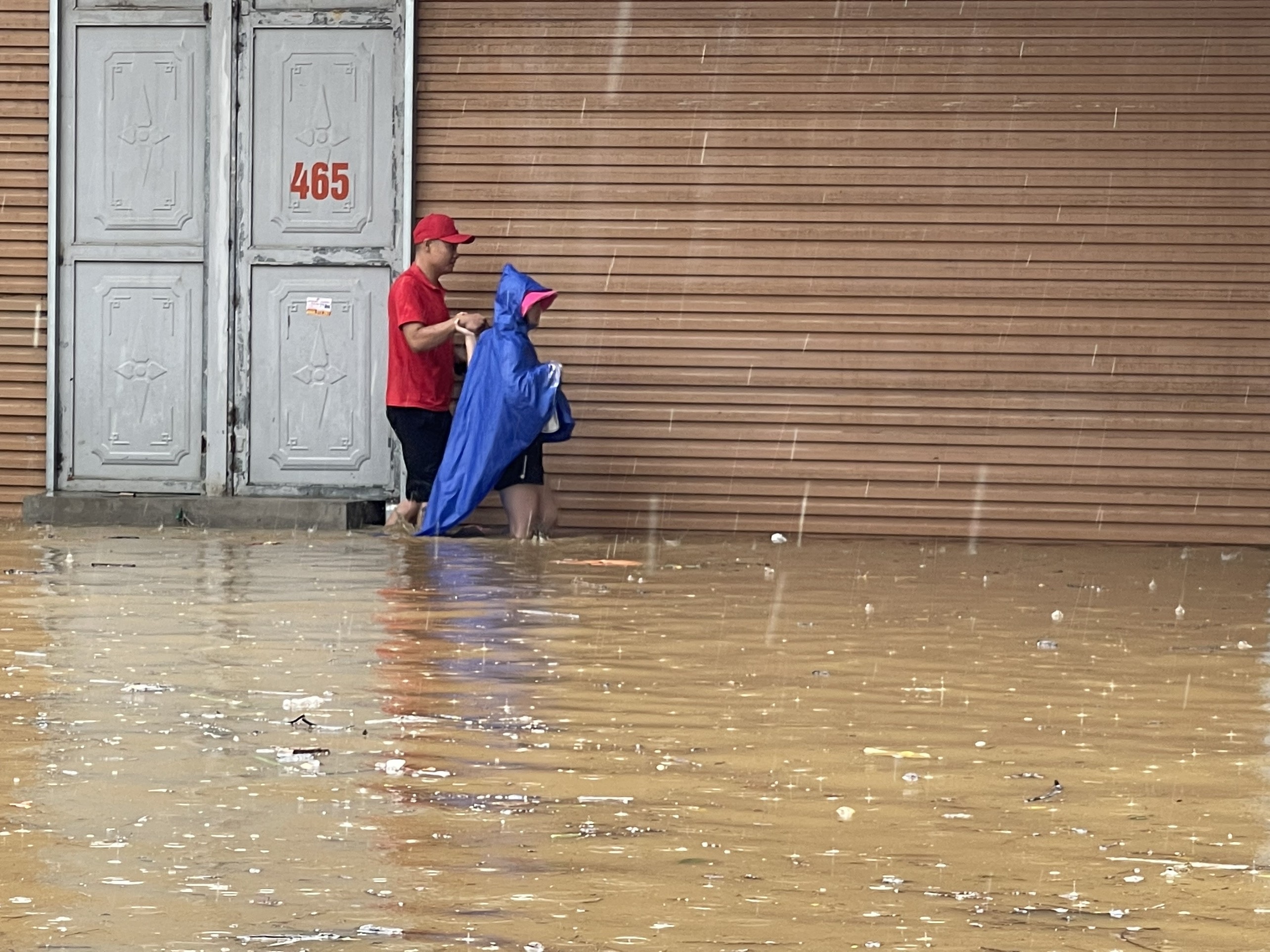 TP Lào Cai nước ngập ngang bụng, người dân bơi phao trên phố - 7