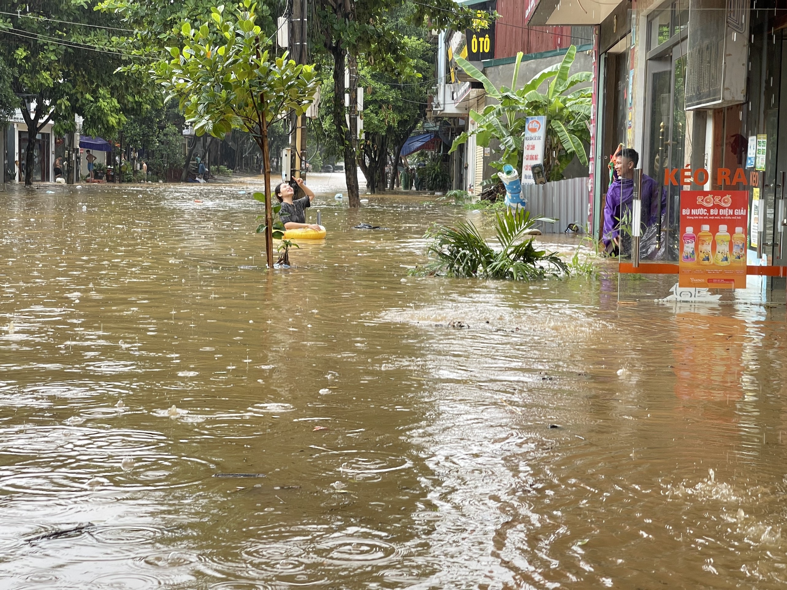 TP Lào Cai nước ngập ngang bụng, người dân bơi phao trên phố - 8
