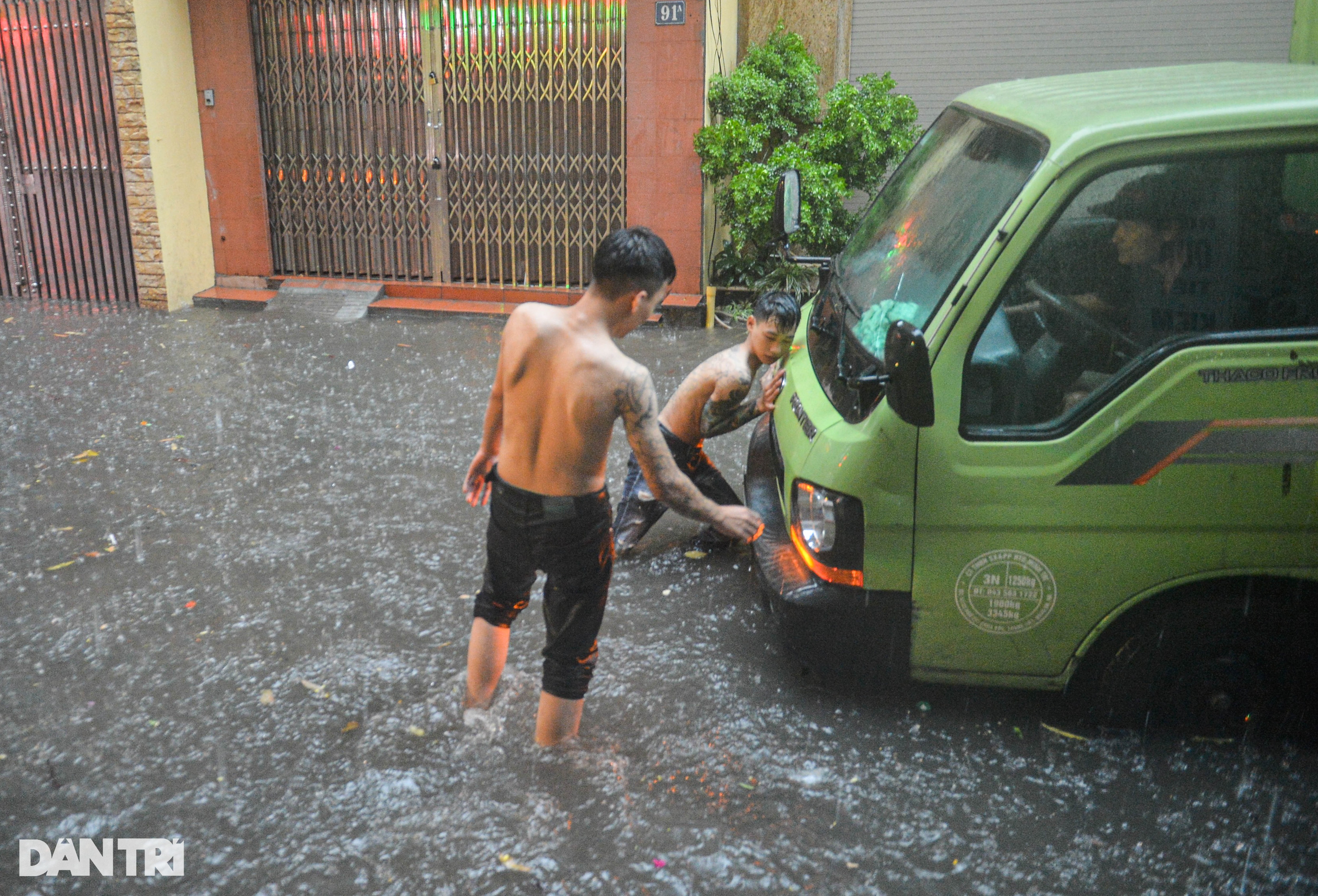 Hà Nội: Cây đổ, mưa ngập nhiều tuyến đường, người dân bì bõm tìm lối đi - 14