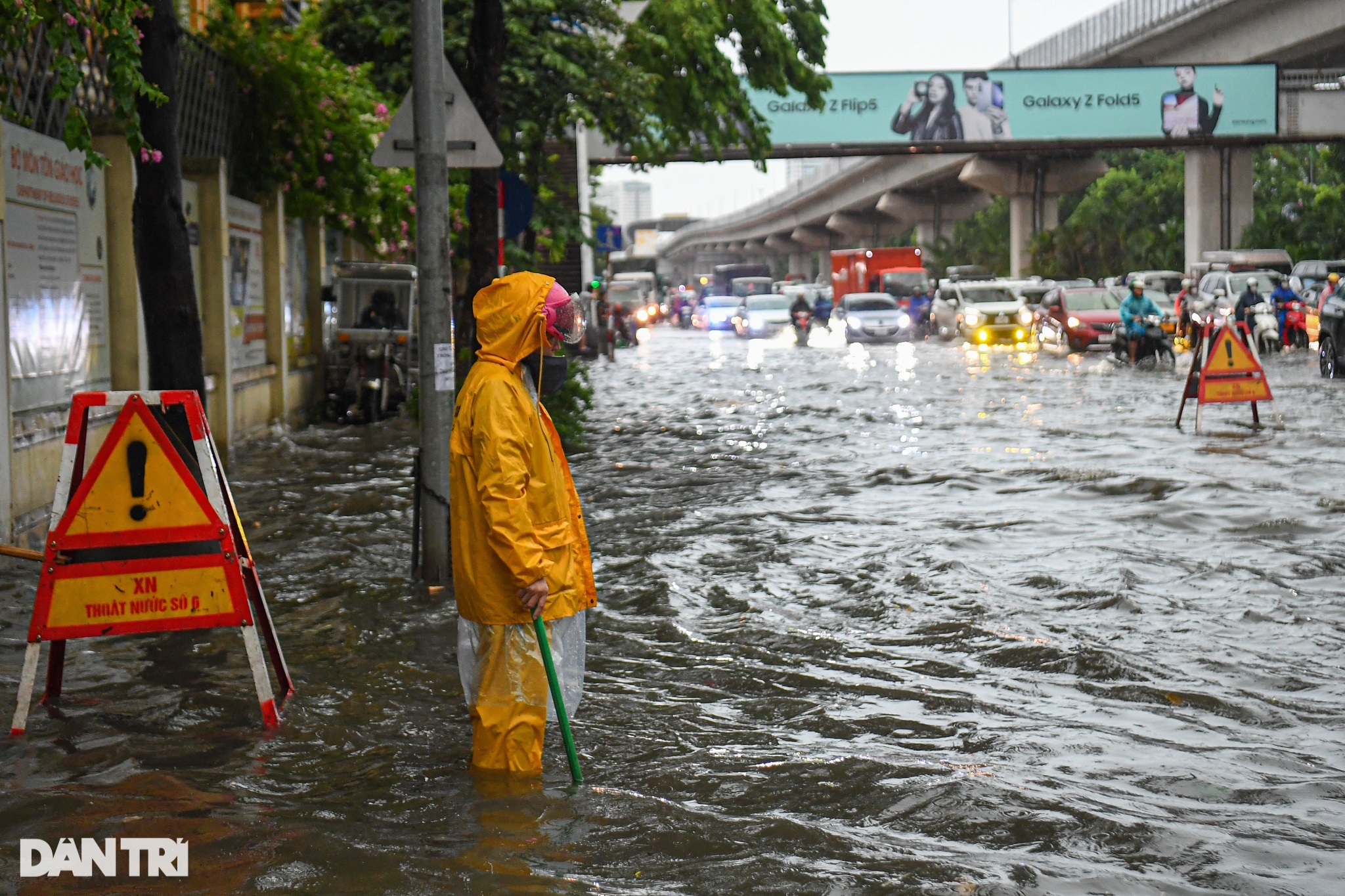 Hà Nội: Cây đổ, mưa ngập nhiều tuyến đường, người dân bì bõm tìm lối đi - 11