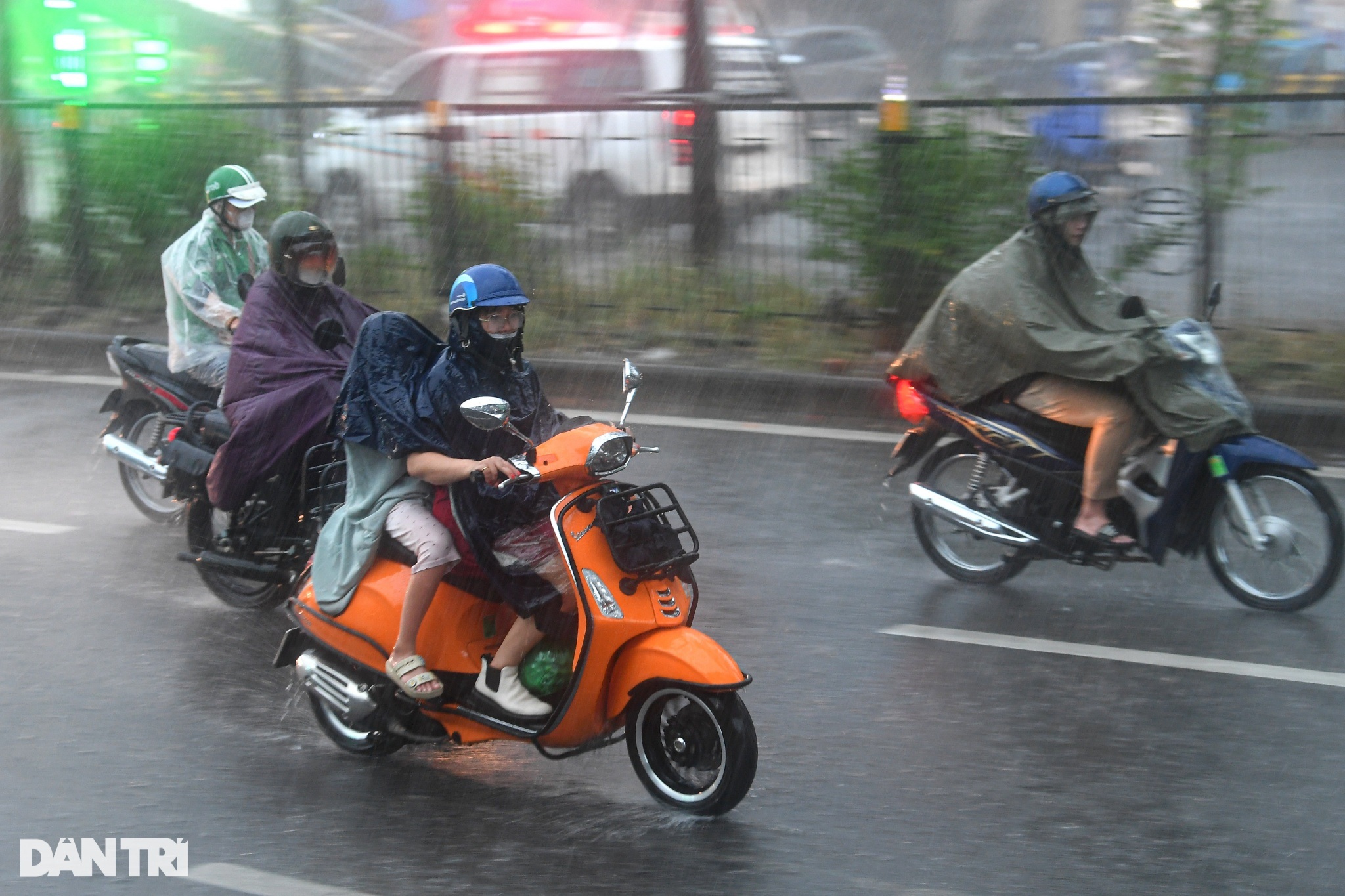 Hà Nội: Cây đổ, mưa ngập nhiều tuyến đường, người dân bì bõm tìm lối đi - 2