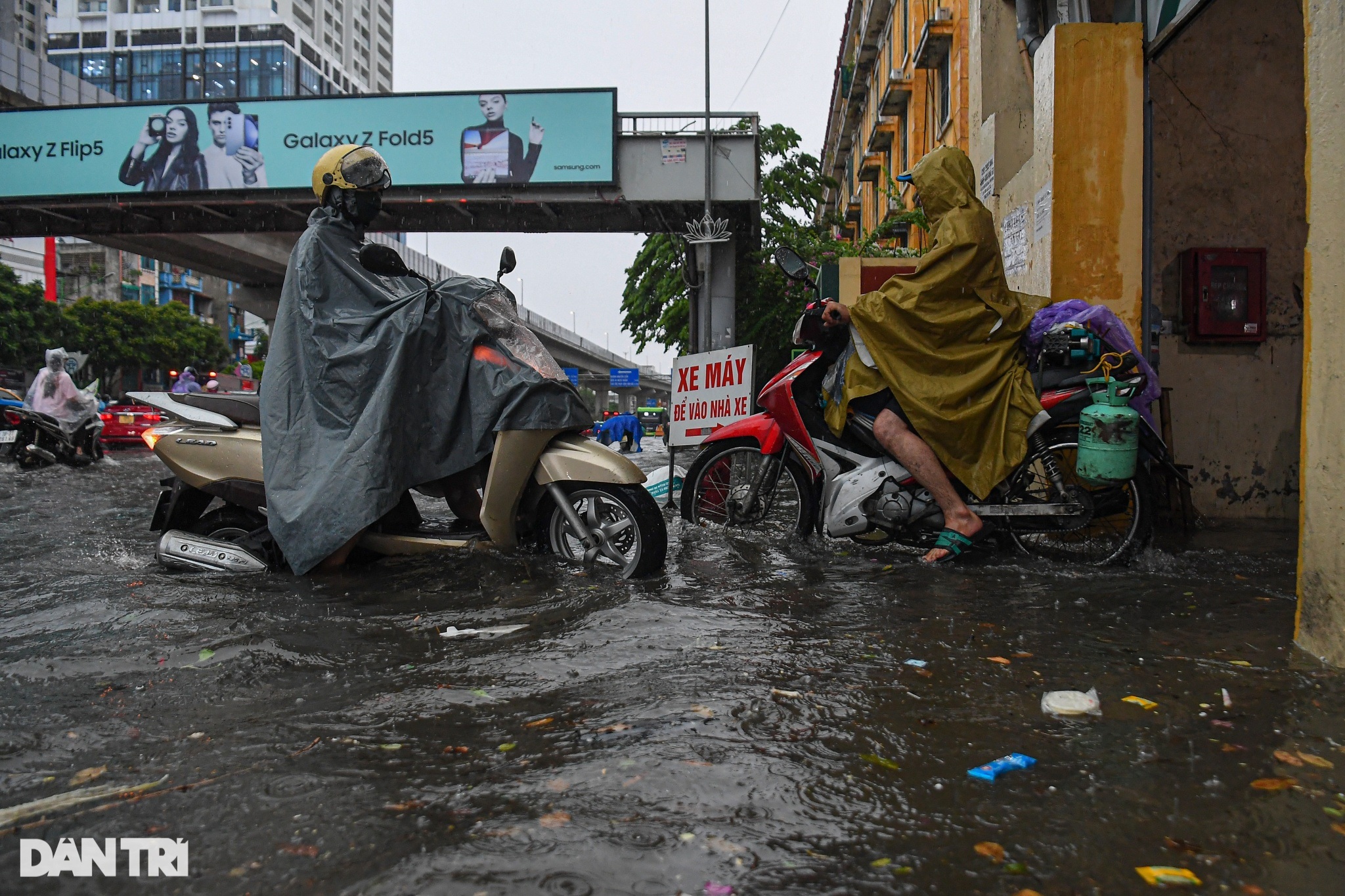 Hà Nội: Cây đổ, mưa ngập nhiều tuyến đường, người dân bì bõm tìm lối đi - 7