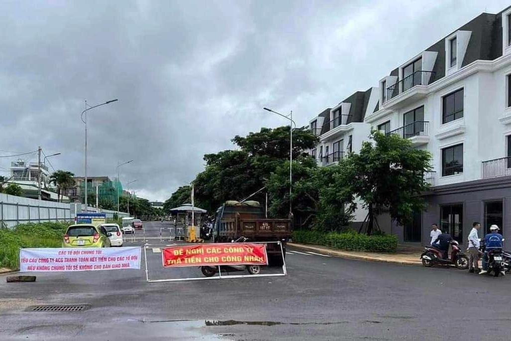 অনেক মাস ধরে বেতন ছাড়াই কাজ করা, শ্রমিকরা কাজ বন্ধ করে দিয়েছে, ঋণ আদায়ের জন্য লড়াই করছে - ১ Làm không lương nhiều tháng liền, công nhân dừng việc, trầy trật đòi nợ - 1