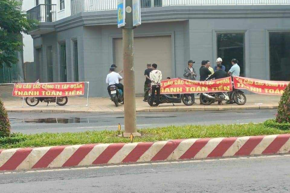 অনেক মাস ধরে বেতন ছাড়াই কাজ করা, শ্রমিকরা কাজ বন্ধ করে দিয়েছে, ঋণ আদায়ের জন্য লড়াই করছে - ২ Làm không lương nhiều tháng liền, công nhân dừng việc, trầy trật đòi nợ - 2