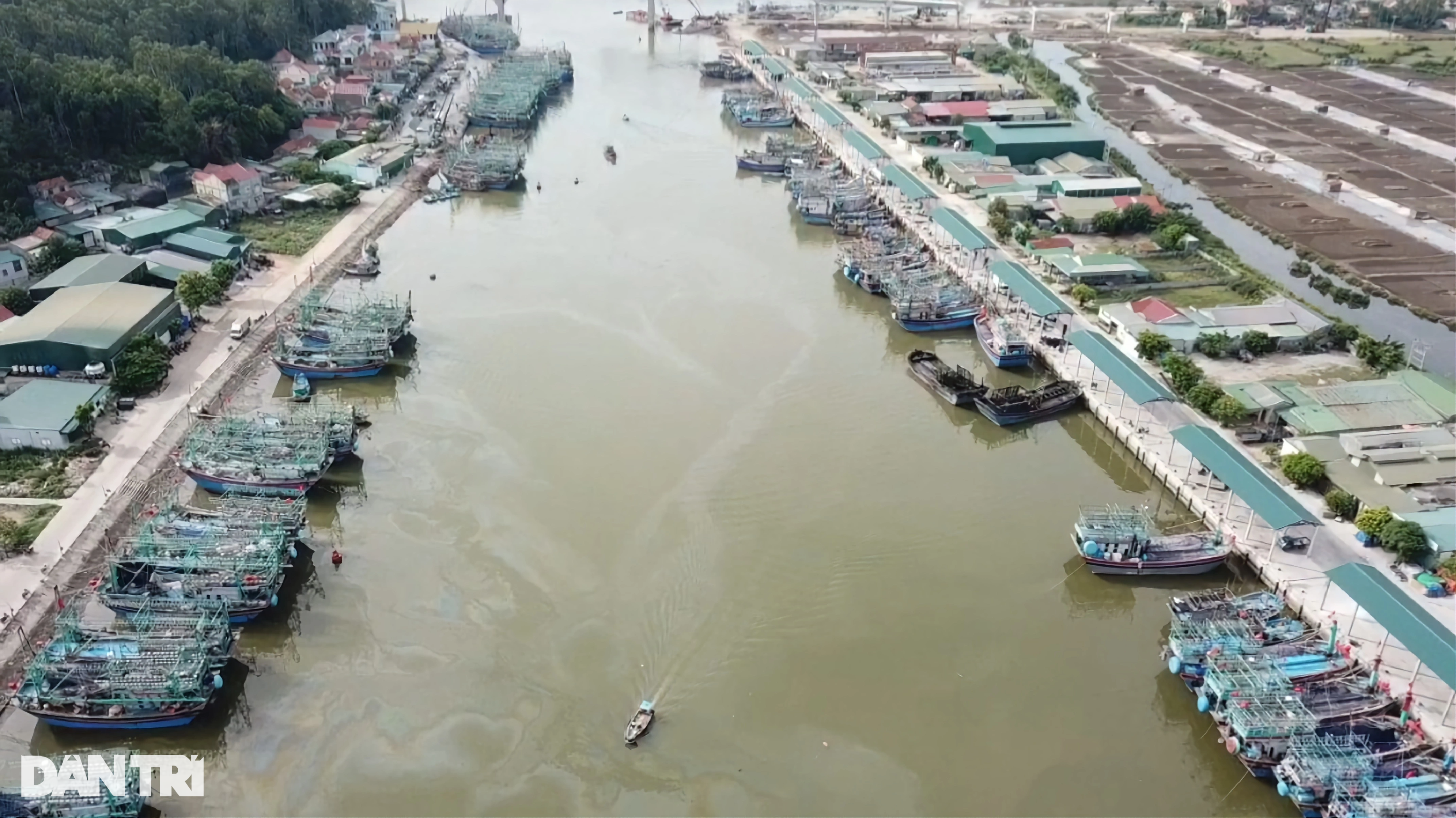 Vụ cháy 5 tàu cá ở Nghệ An: Hộp cứu hỏa rỗng không - 1