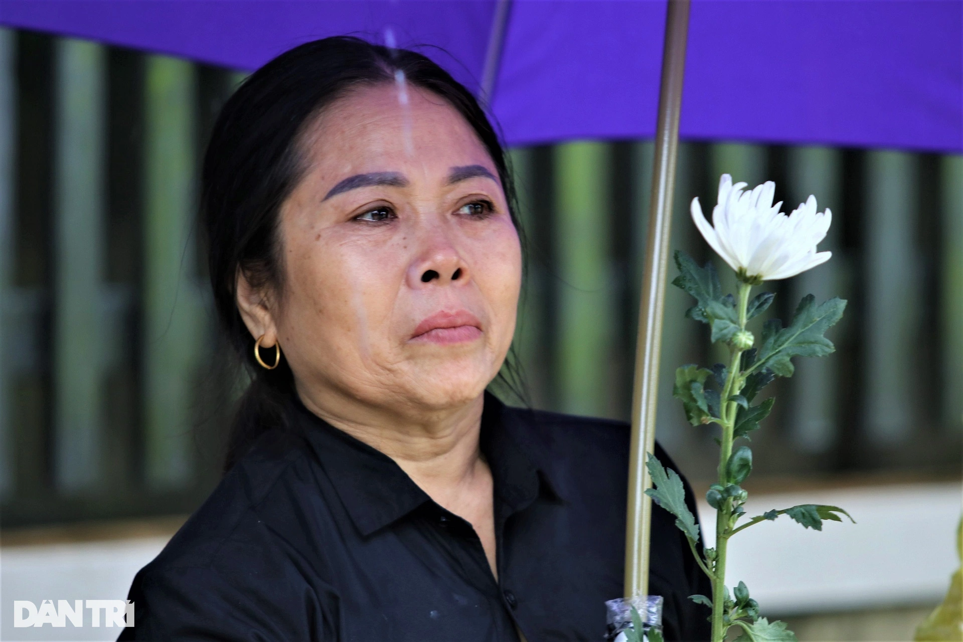 Người dân đội mưa, nghẹn ngào đón linh cữu CSGT hy sinh trên đèo Bảo Lộc - 4