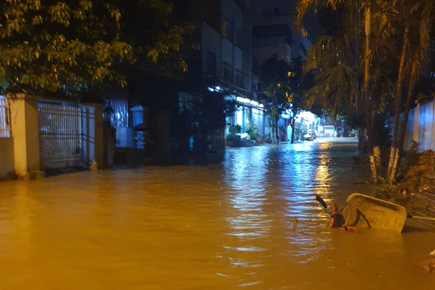 Mưa lớn kéo dài, phố núi Điện Biên bị ngập sâu cả mét - 4