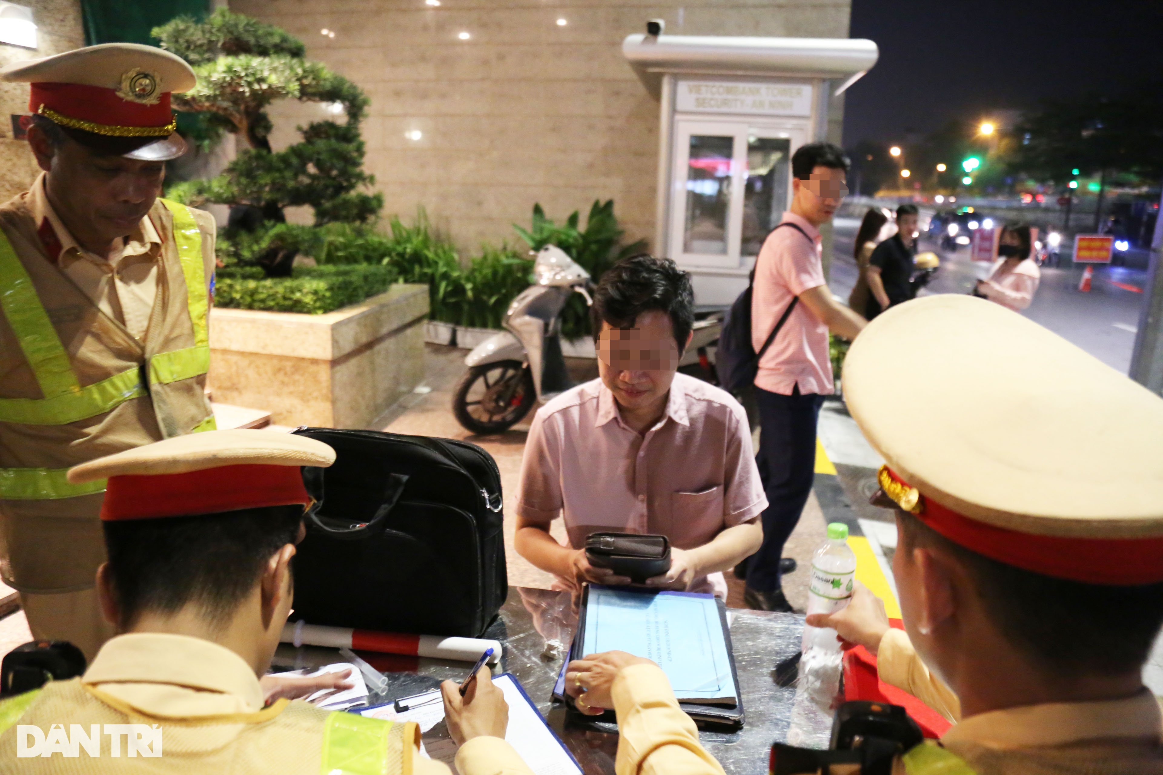 Vui liên hoan, nam bác sĩ ở Hà Nội dính độ cồn gấp đôi mức kịch khung - 5 Vui liên hoan, nam bác sĩ ở Hà Nội dính độ cồn gấp đôi mức kịch khung - 5