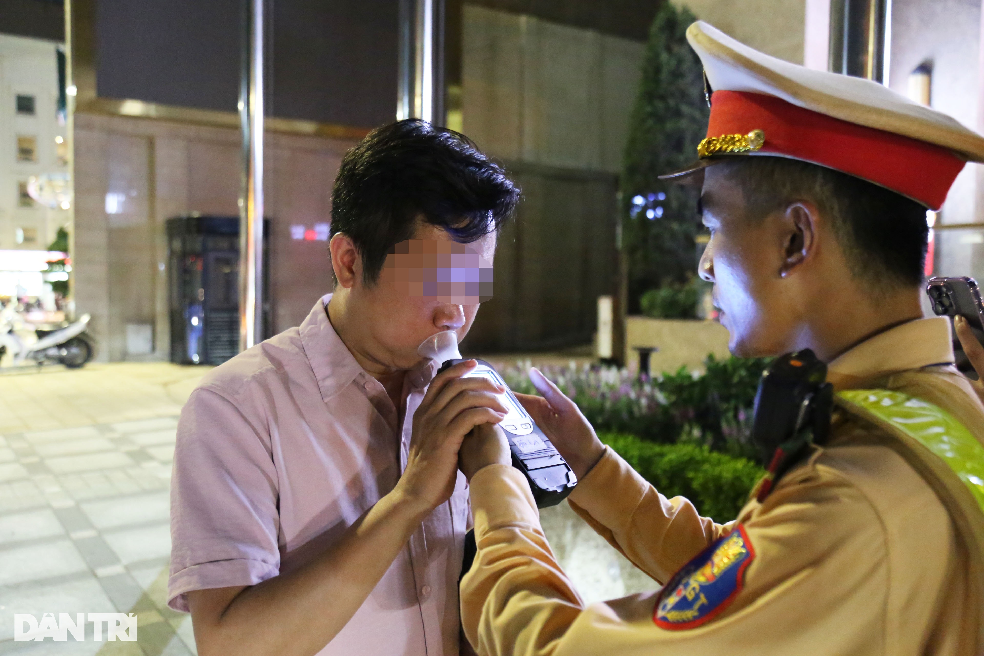 Vui liên hoan, nam bác sĩ ở Hà Nội dính độ cồn gấp đôi mức kịch khung - 3 Vui liên hoan, nam bác sĩ ở Hà Nội dính độ cồn gấp đôi mức kịch khung - 3