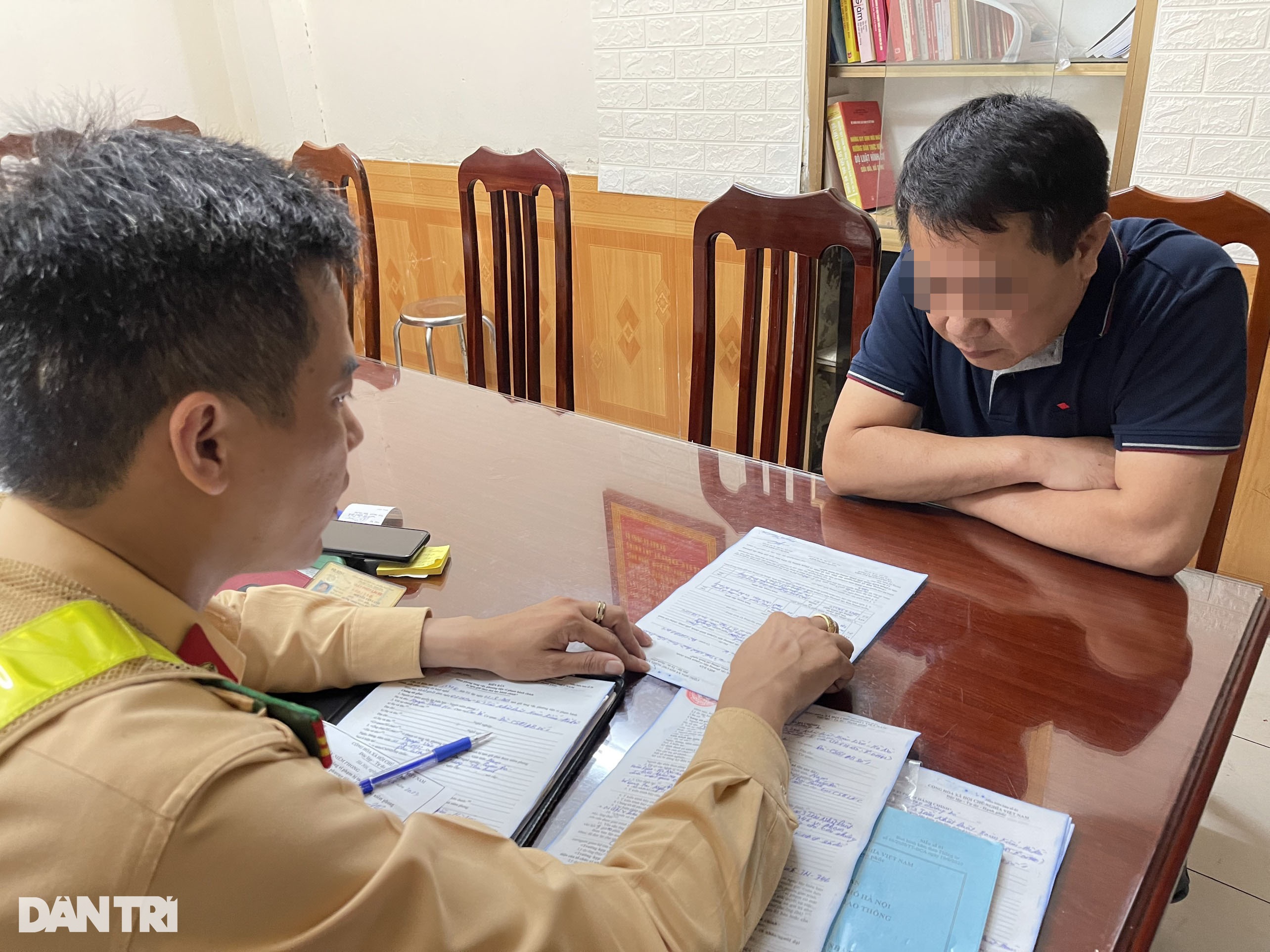 Vui liên hoan, nam bác sĩ ở Hà Nội dính độ cồn gấp đôi mức kịch khung - 9 Vui liên hoan, nam bác sĩ ở Hà Nội dính độ cồn gấp đôi mức kịch khung - 9