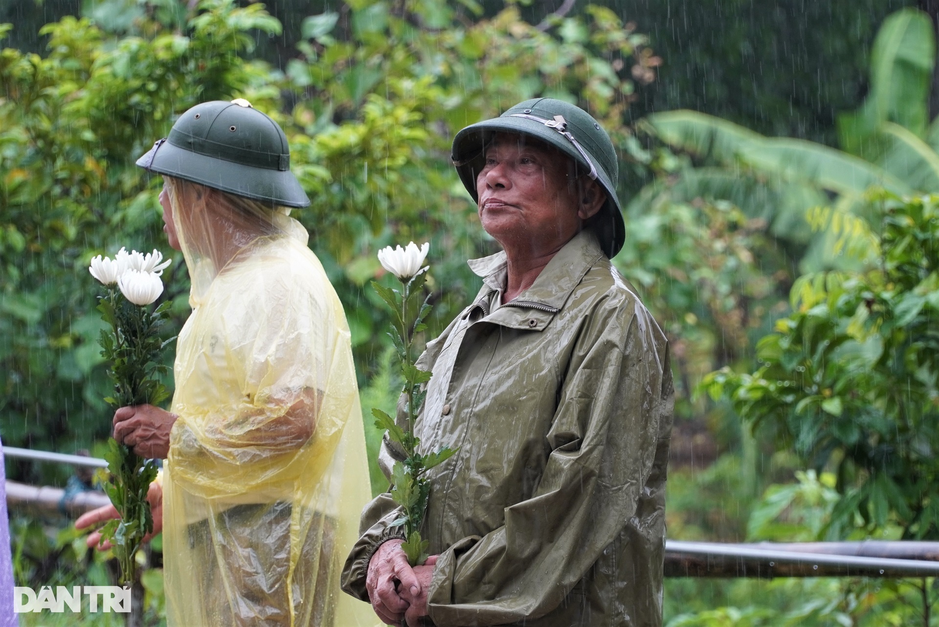 Người dân đội mưa, nghẹn ngào đón linh cữu CSGT hy sinh trên đèo Bảo Lộc - 2