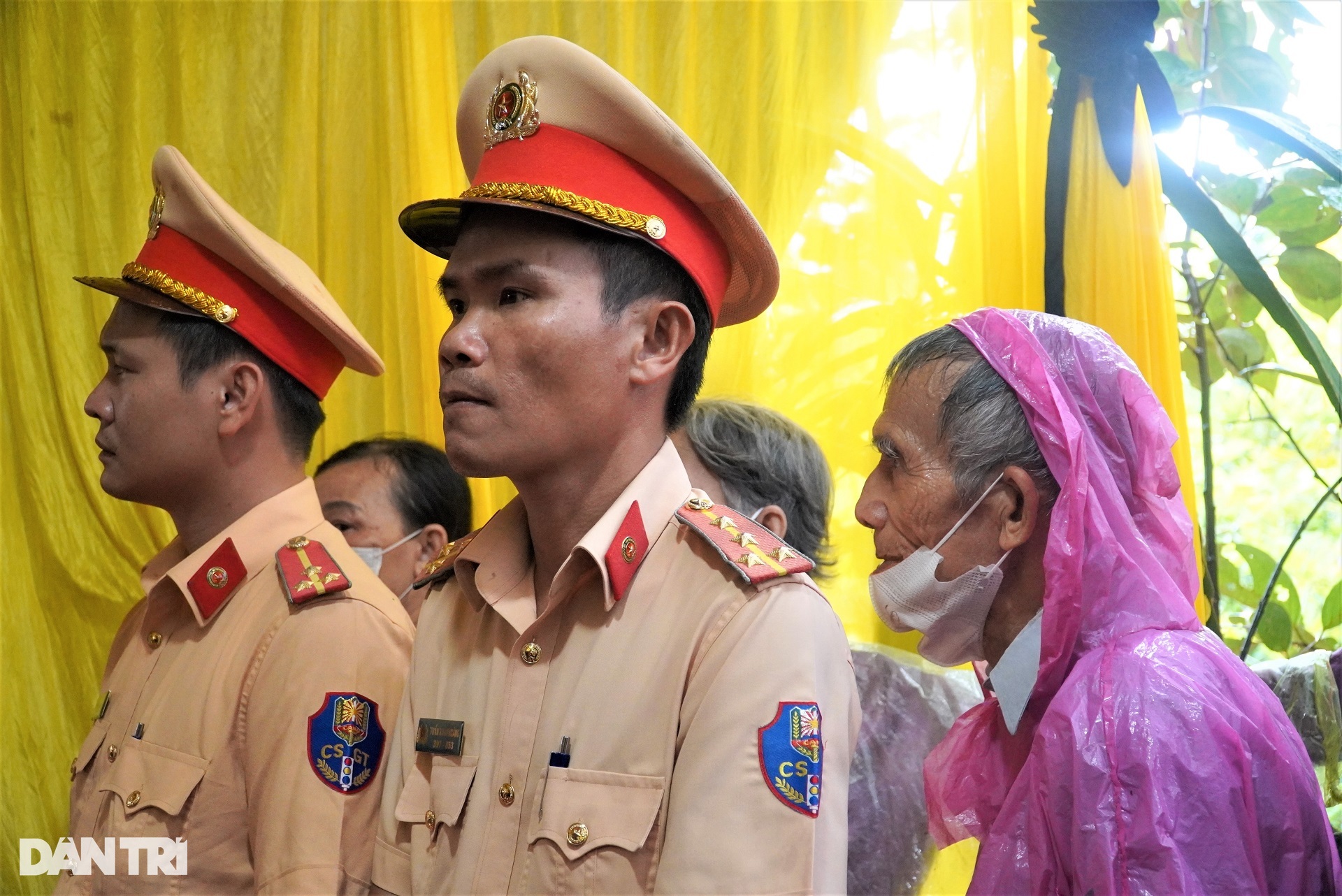 Người dân đội mưa, nghẹn ngào đón linh cữu CSGT hy sinh trên đèo Bảo Lộc - 8