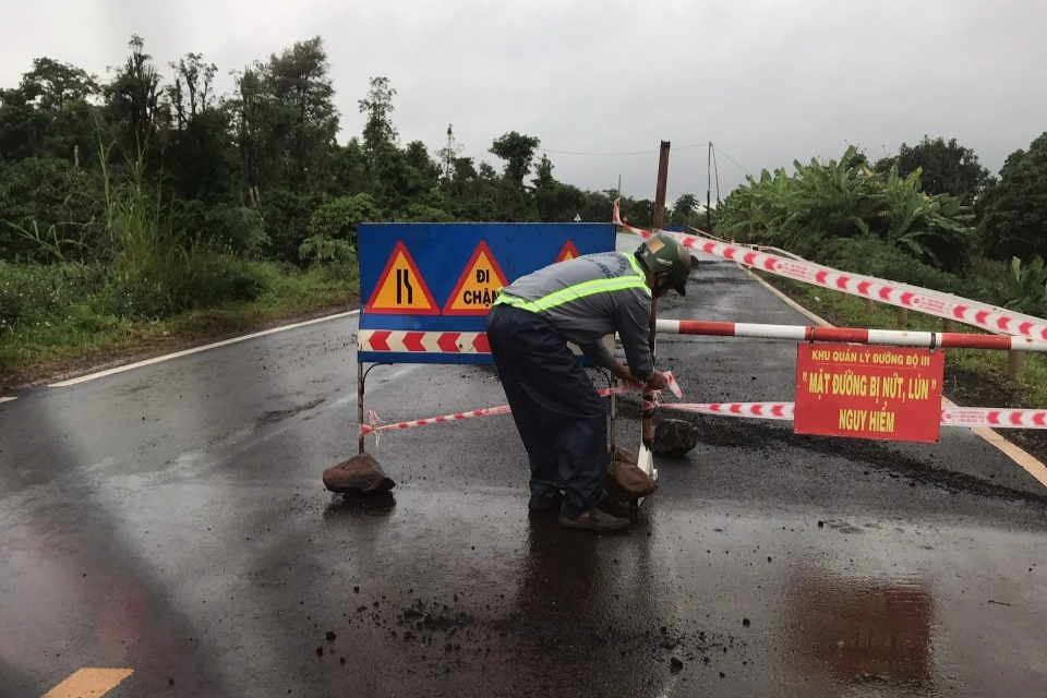 Đường sụt lún, nứt toác thành hố sâu sau mưa lớn tại Đắk Lắk - 4