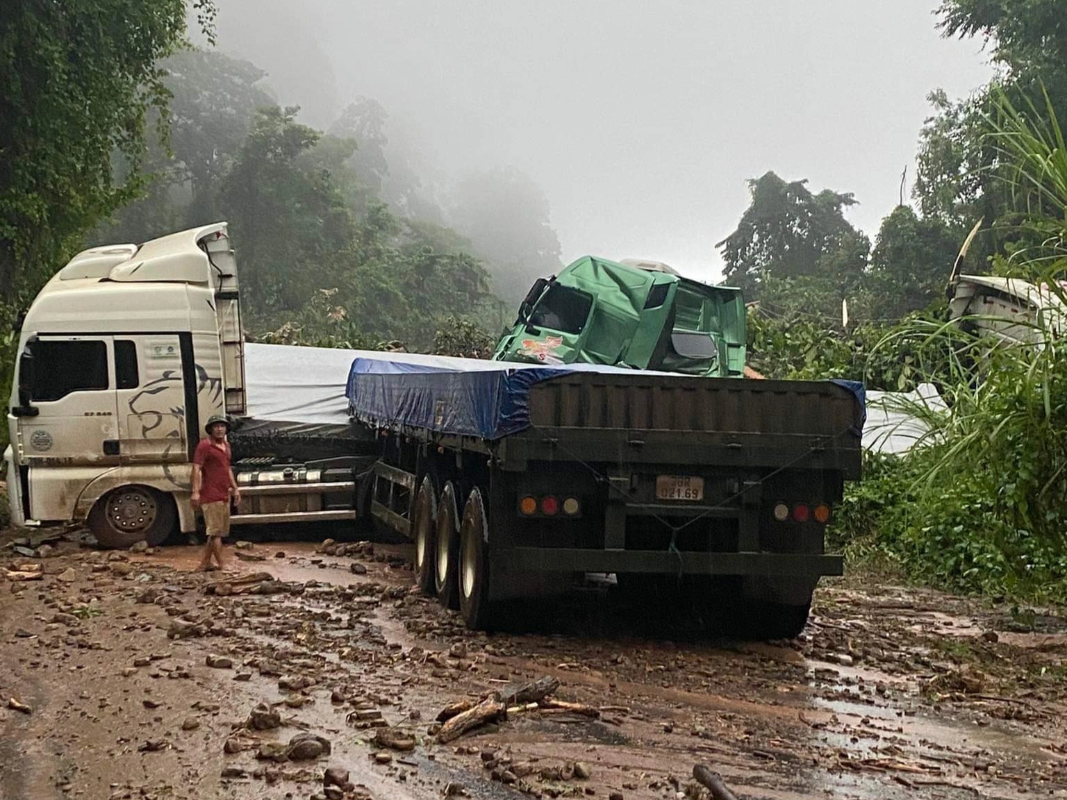 Đường từ Lào về cửa khẩu Cầu Treo sạt lở, nhiều xe container bị vùi lấp - 1